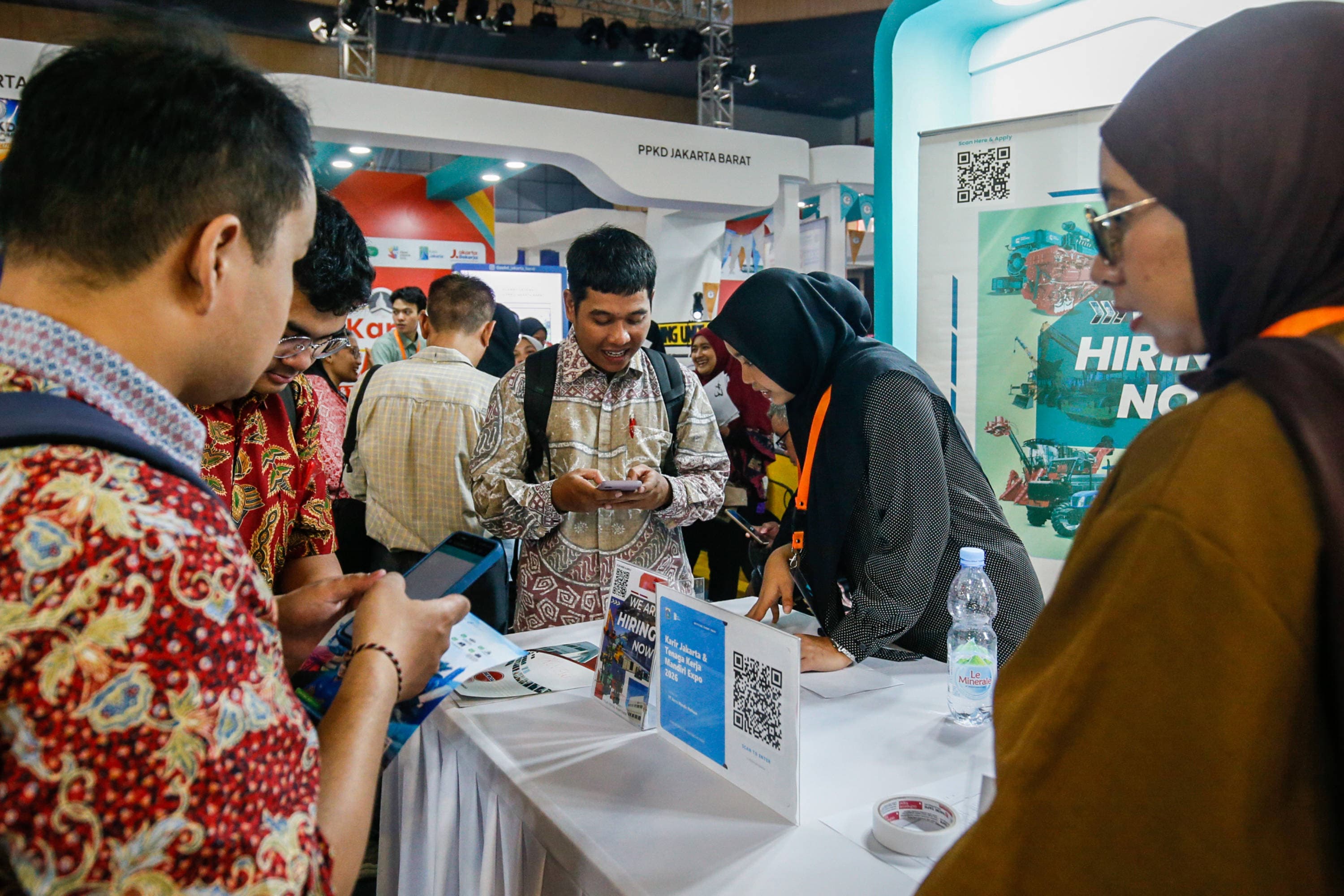 Pencari kerja mencari informasi lowongan pekerjaan pada acara Karir Jakarta di Gedung Smesco, Jakarta, Kamis (22/10/2026). AKURAT.CO/Endra Prakoso