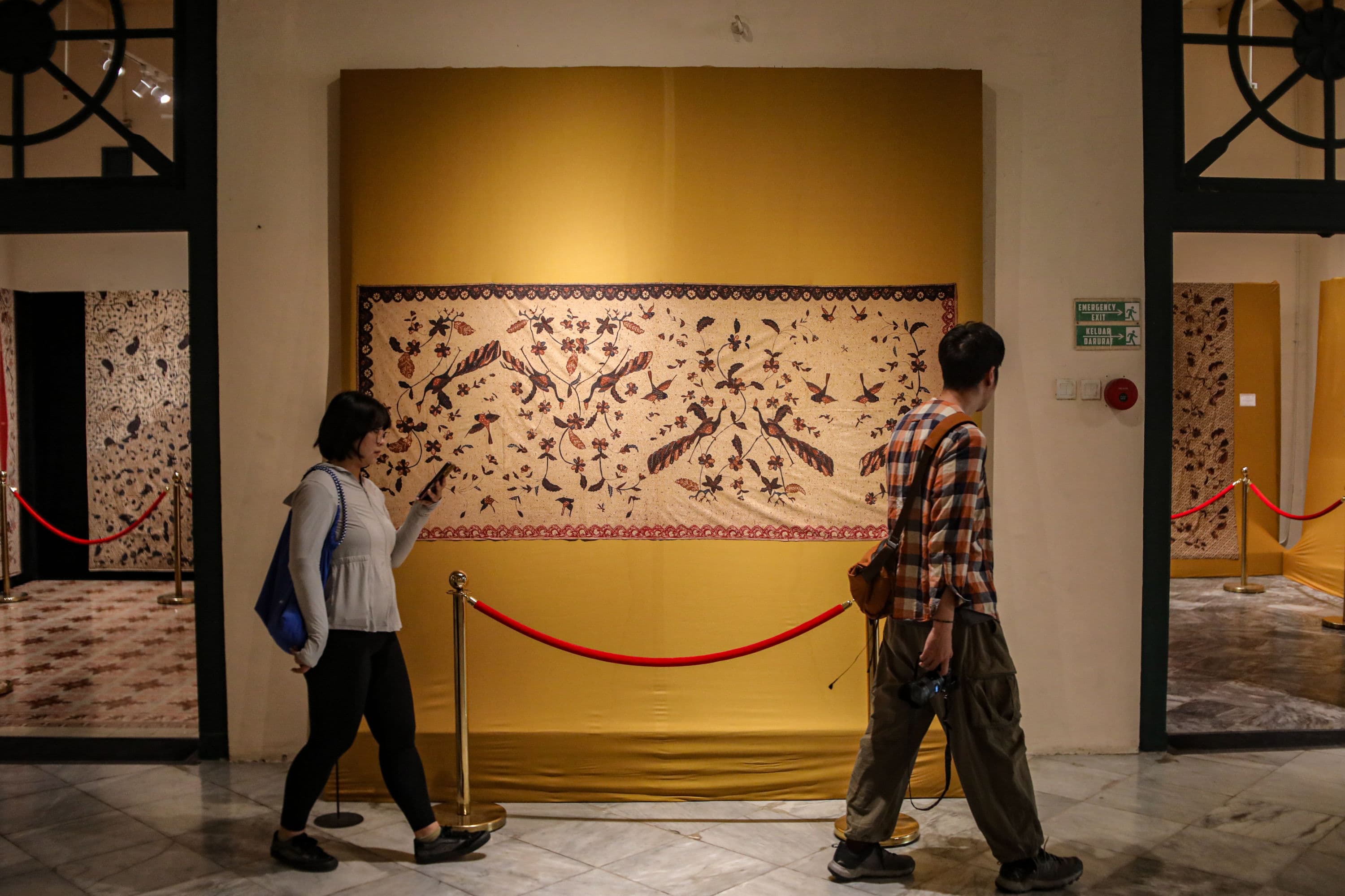 Pengunjung melihat koleksi kain batik pada pameran Jejak Keindahan: Batik Kudus, Demak, dan Banyumas di Museum Tekstil, Jakarta, Minggu (4/10/2026). AKURAT.CO/Endra Prakoso