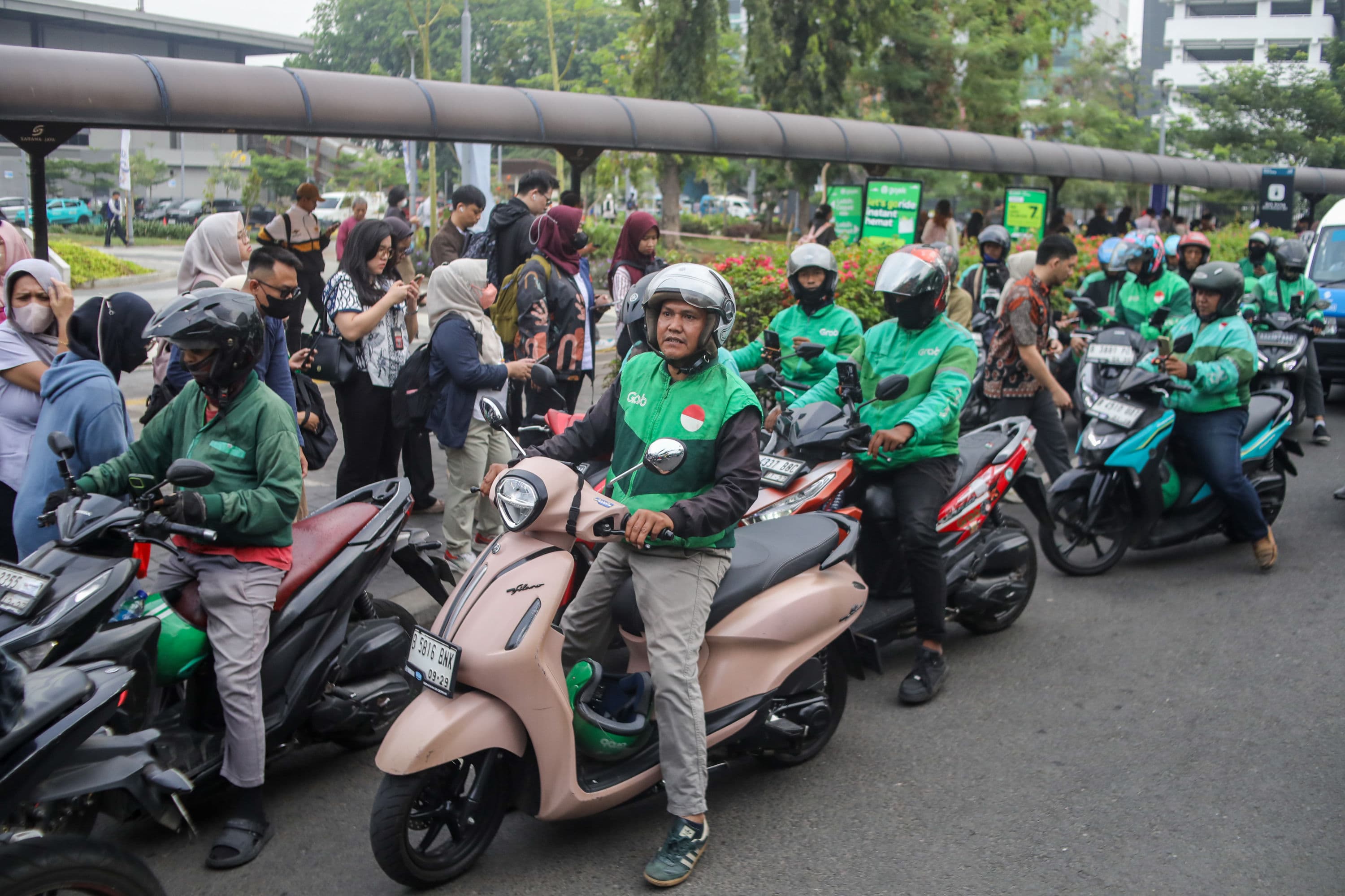 Pengemudi ojek online menunggu penumpang di Stasiun Tanah Abang, Jakarta, Senin (12/10/2026). AKURAT.CO/Endra Prakoso