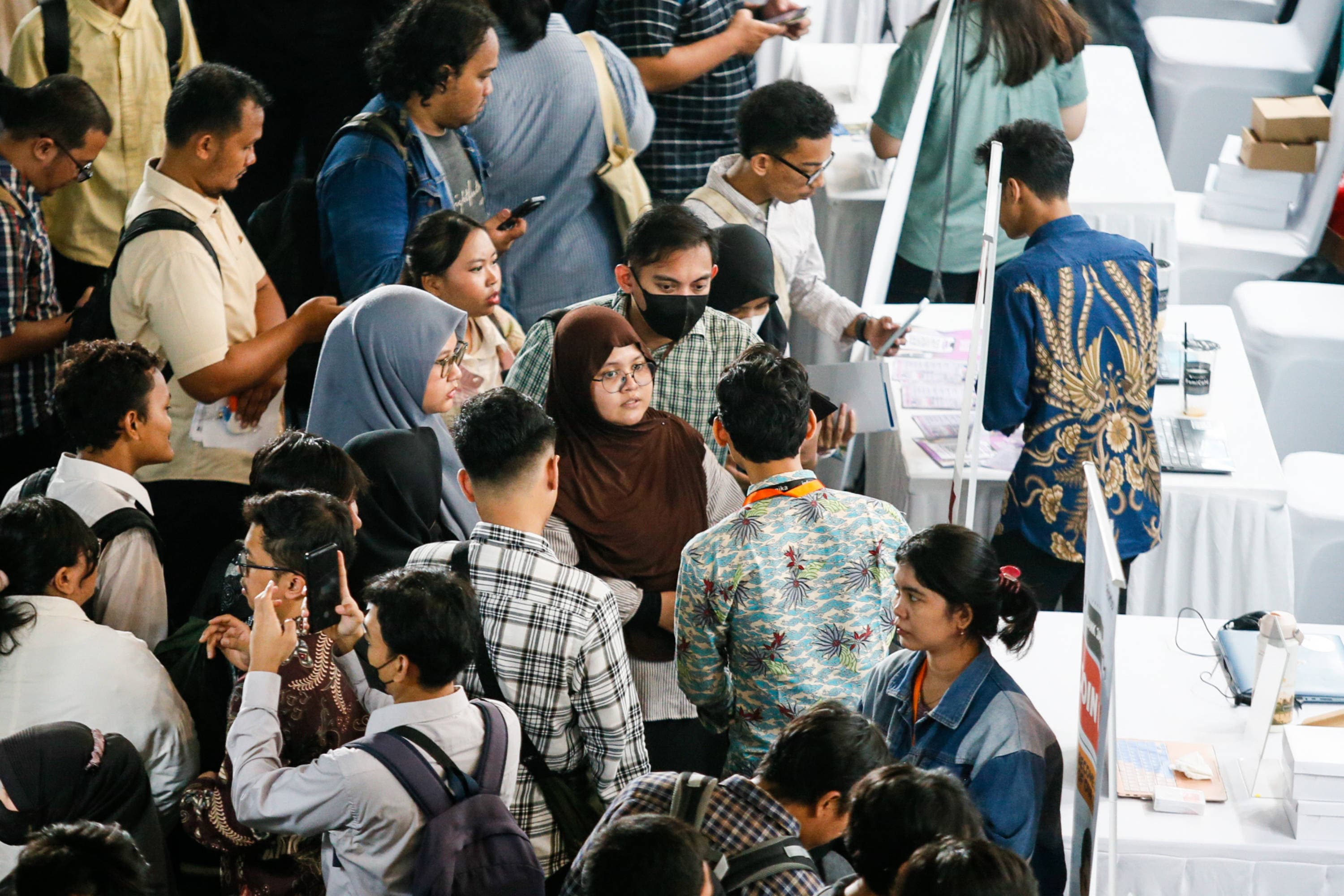 Pencari kerja mencari informasi lowongan pekerjaan pada acara Karir Jakarta di Gedung Smesco, Jakarta, Kamis (22/10/2026). AKURAT.CO/Endra Prakoso