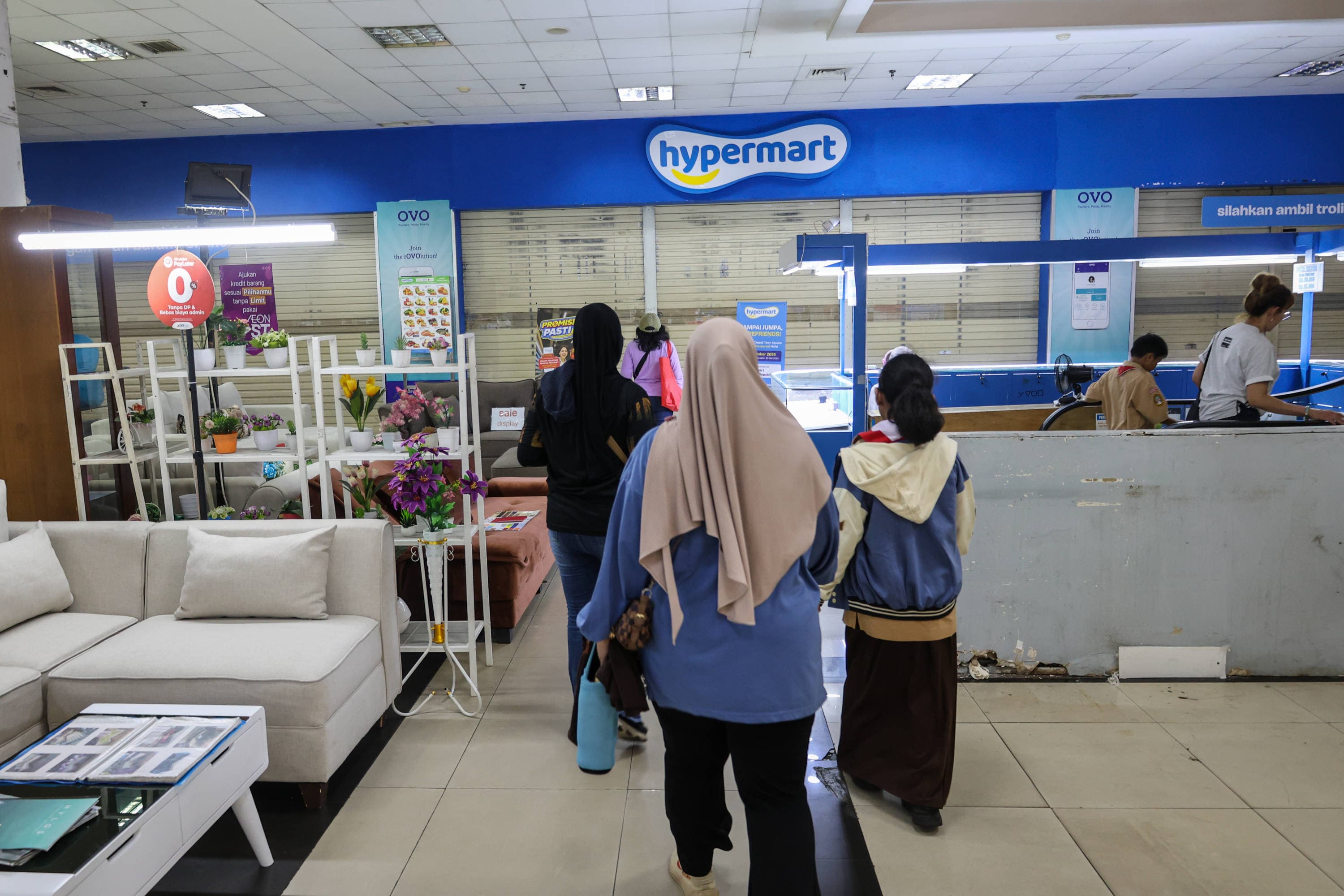 Pengunjung melewati gerai Hypermart yang tutup di salah satu pusat perbelanjaan di Kota Depok, Jawa Barat, Kamis (29/10/2026). AKURAT.CO/Endra Prakoso