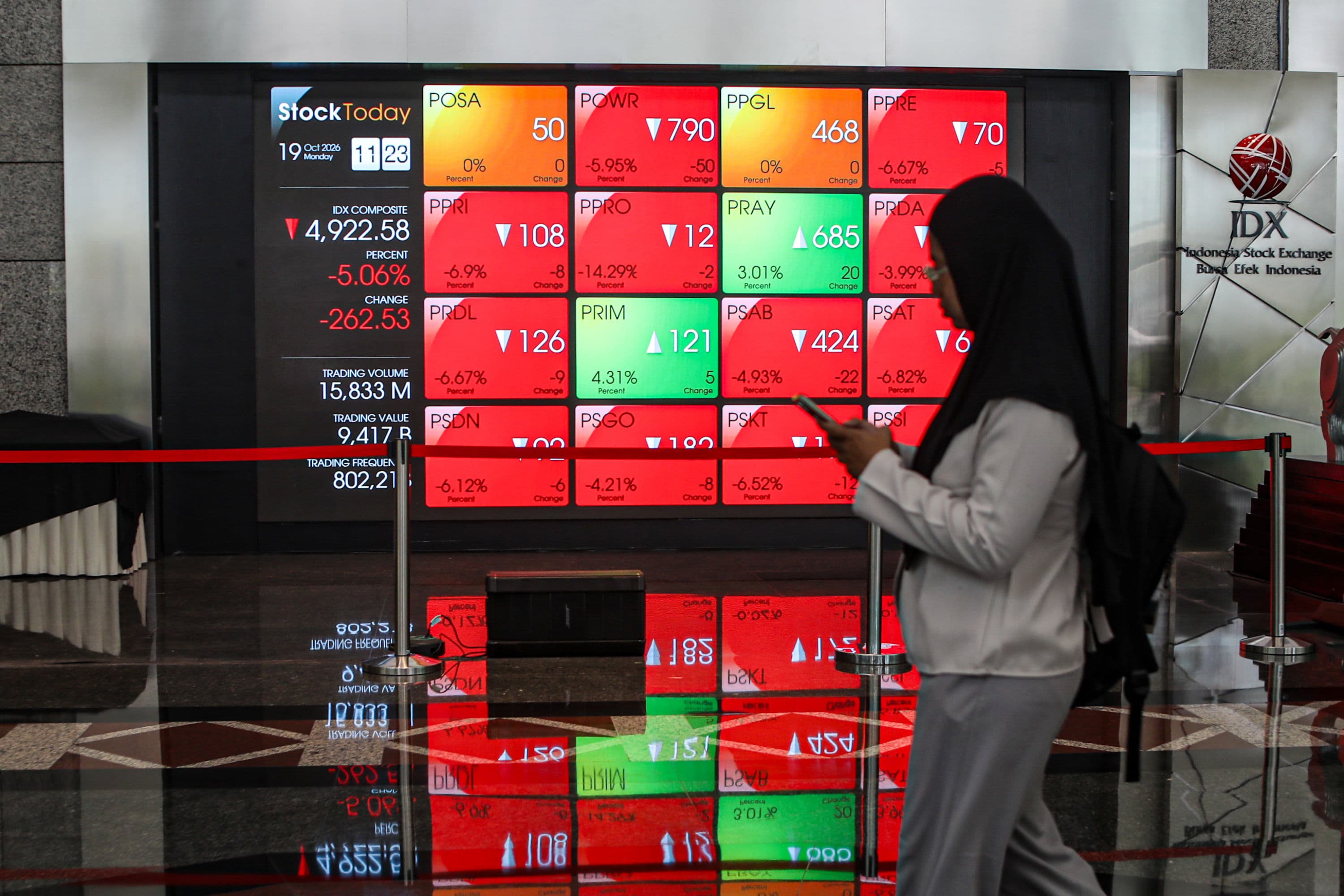 Layar yang menampilkan pergerakan Indeks harga saham gabungan (IHSG) Bursa Efek Indonesia (BEI) di Jakarta, Senin (19/10/2026). AKURAT.CO/Endra Prakoso