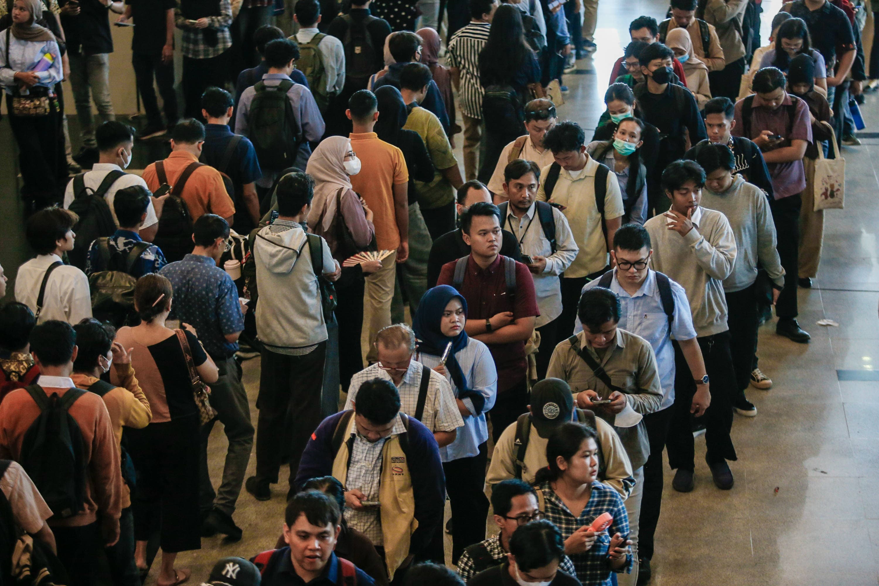 Pencari kerja antre untuk mencari informasi lowongan pekerjaan pada acara Karir Jakarta di Gedung Smesco, Jakarta, Kamis (22/10/2026). AKURAT.CO/Endra Prakoso
