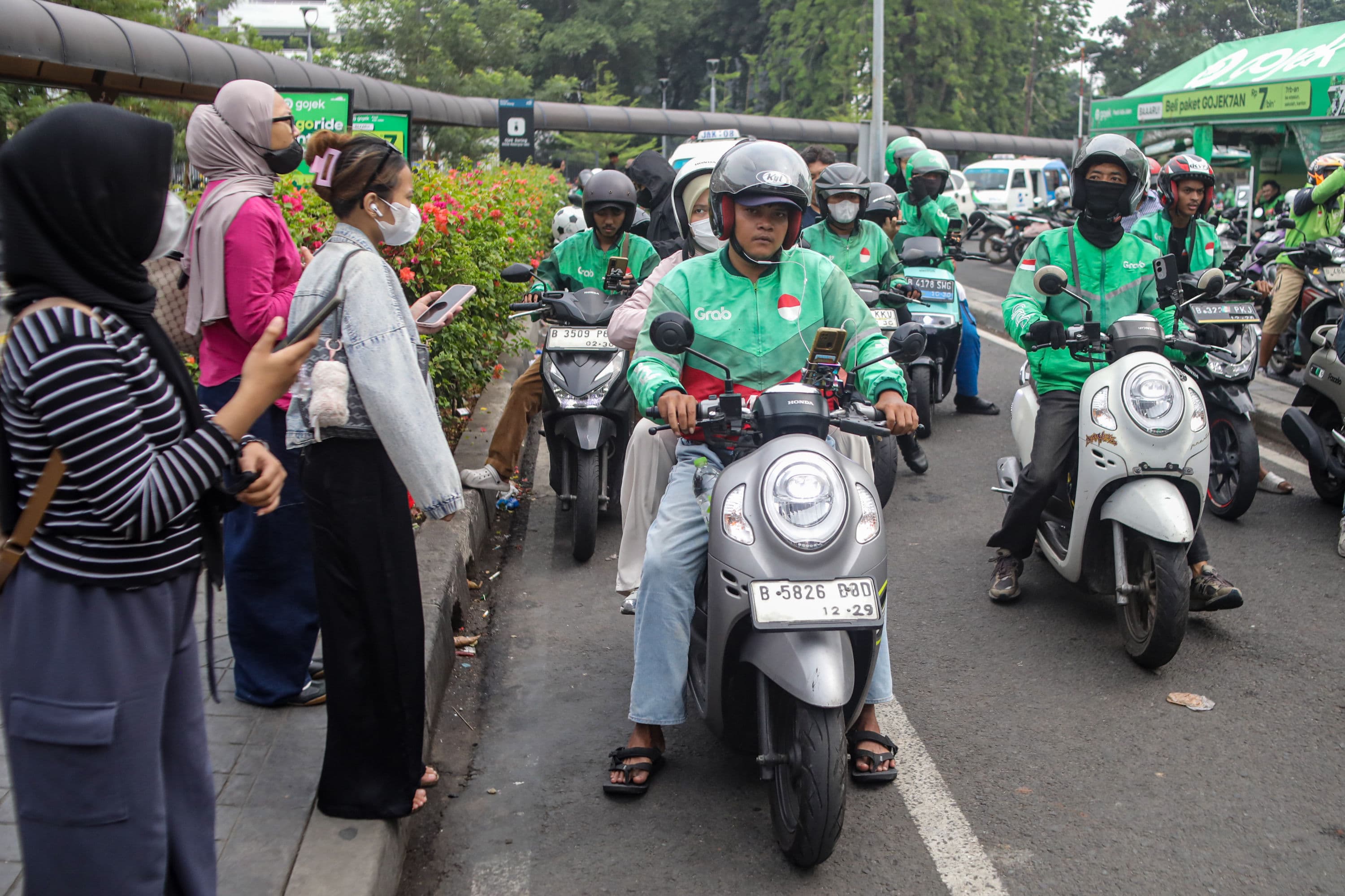Pengemudi ojek online menunggu penumpang di Stasiun Tanah Abang, Jakarta, Senin (12/10/2026). AKURAT.CO/Endra Prakoso