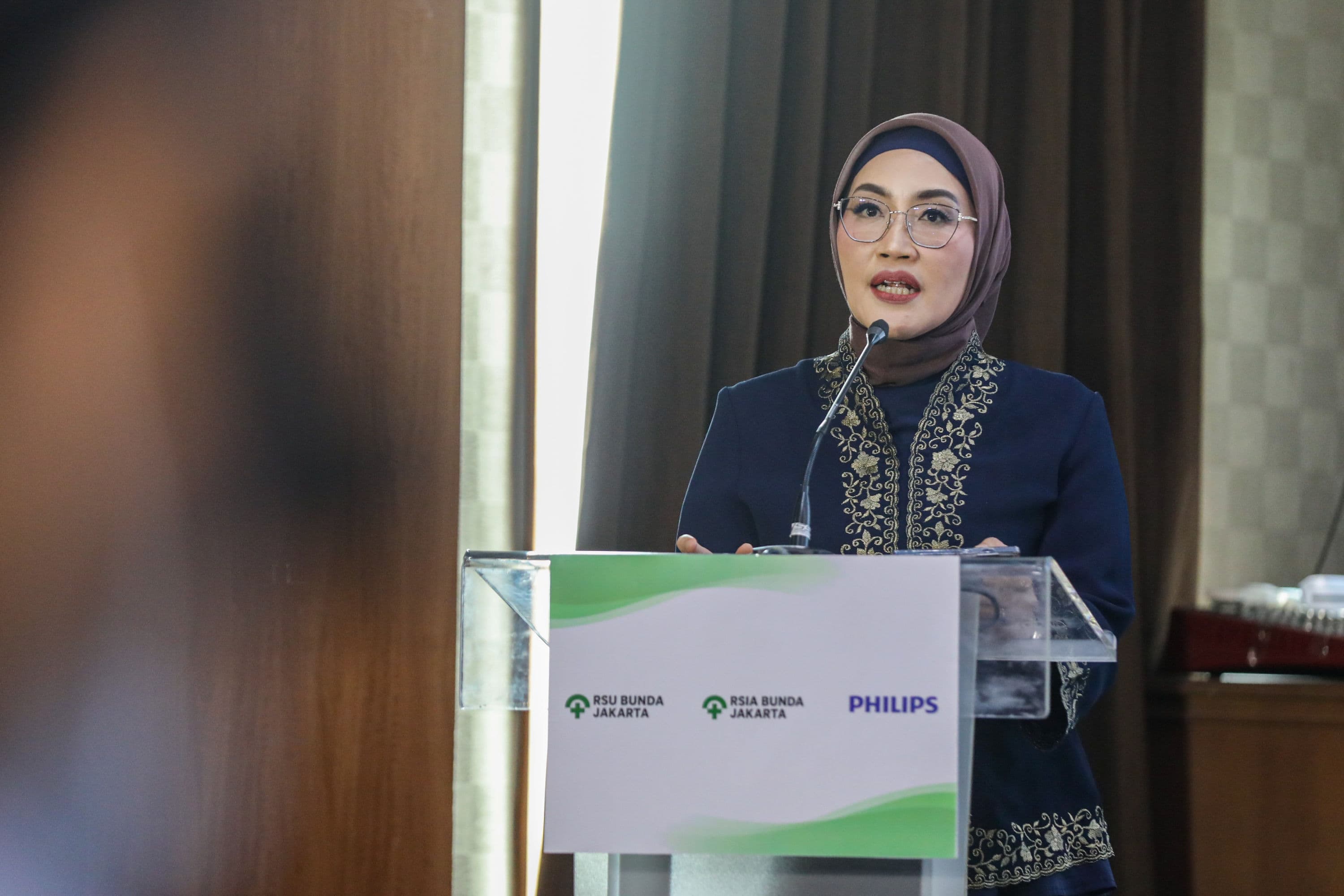 President Director Philips Indonesia Astri Ramayanti Dharmawan menyampaikan sambutan dalam sesi talkshow bertajuk "Better Images, Better Decisions, Better Experiences, The Impact of T3 MRI and Digital Healthcare" di RSU Bunda, Menteng, Jakarta, Senin (5/10/2026).AKURAT.CO/Endra Prakoso