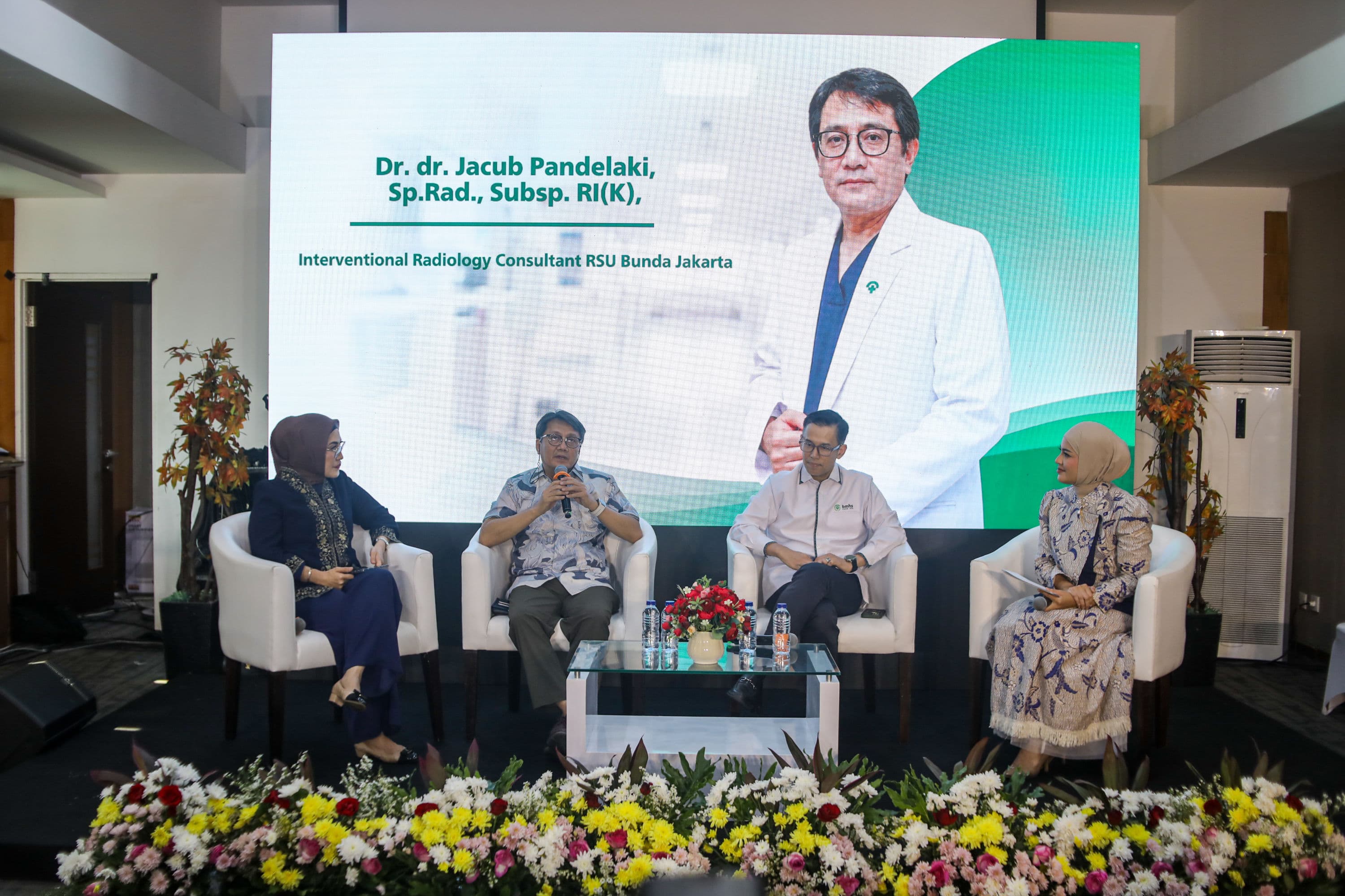 President Director Philips Indonesia Astri Ramayanti Dharmawan (kiri), Dokter Spesialis Radiologi RS Bunda Jakarta Jacub Pandelaki (kedua kiri), serta Presiden Komisaris PT Bundamedik Tbk Ivan Rizal Sini (kedua kanan) menyampaikan pemaparan dalam sesi talkshow bertajuk "Better Images, Better Decisions, Better Experiences, The Impact of T3 MRI and Digital Healthcare" di RSU Bunda, Menteng, Jakarta, Senin (5/10/2026). AKURAT.CO/Endra Prakoso