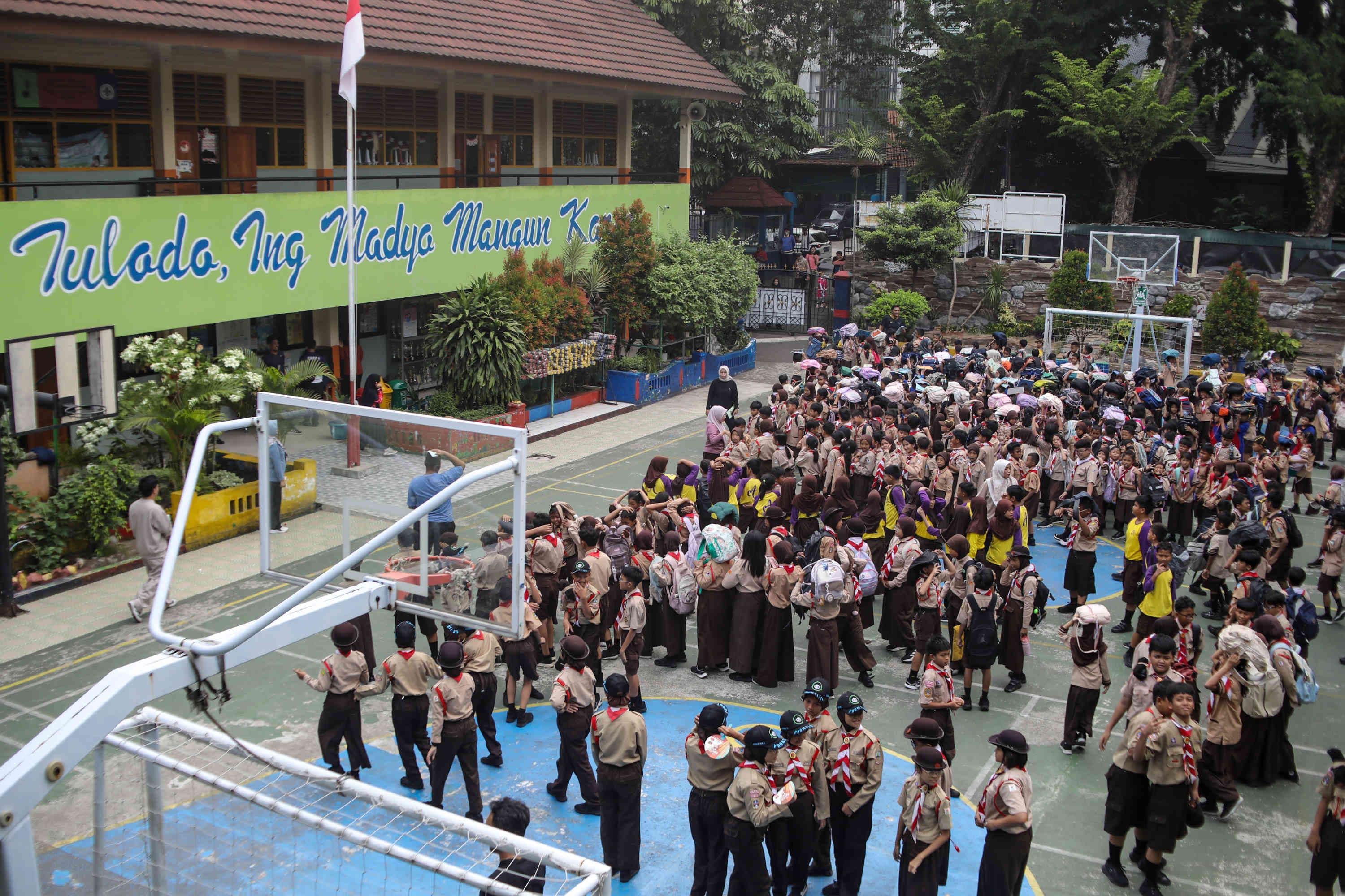 Pelajar mengikuti simulasi gempa bumi di SDN Guntur 01, Jakarta, Rabu (21/10/2026). AKURAT.CO/Endra Prakoso
