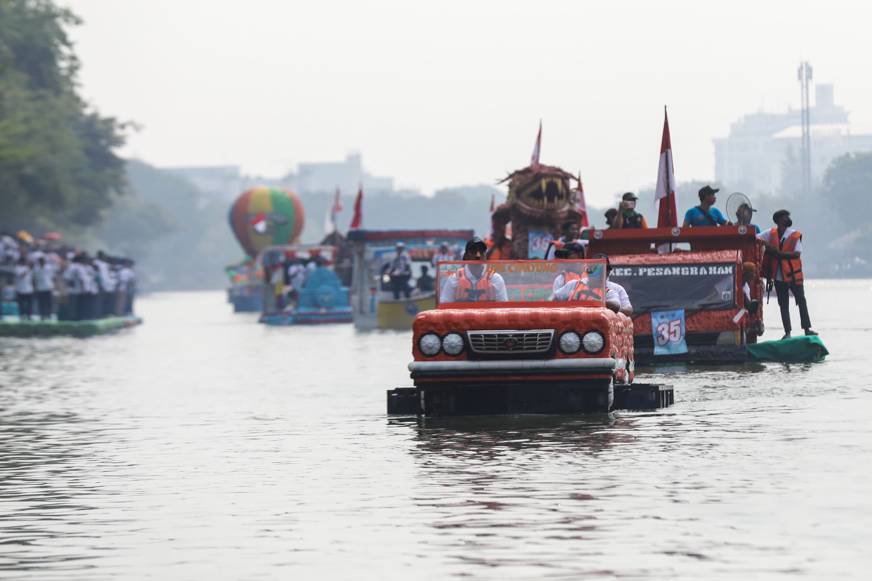 Peserta menaiki perahu berbahan limbah plastik saat parade Festival Cinta Lingkungan (CiLung) di Danau Sunter, Jakarta, Minggu (18/10/2026).AKURAT.CO/Endra Prakoso