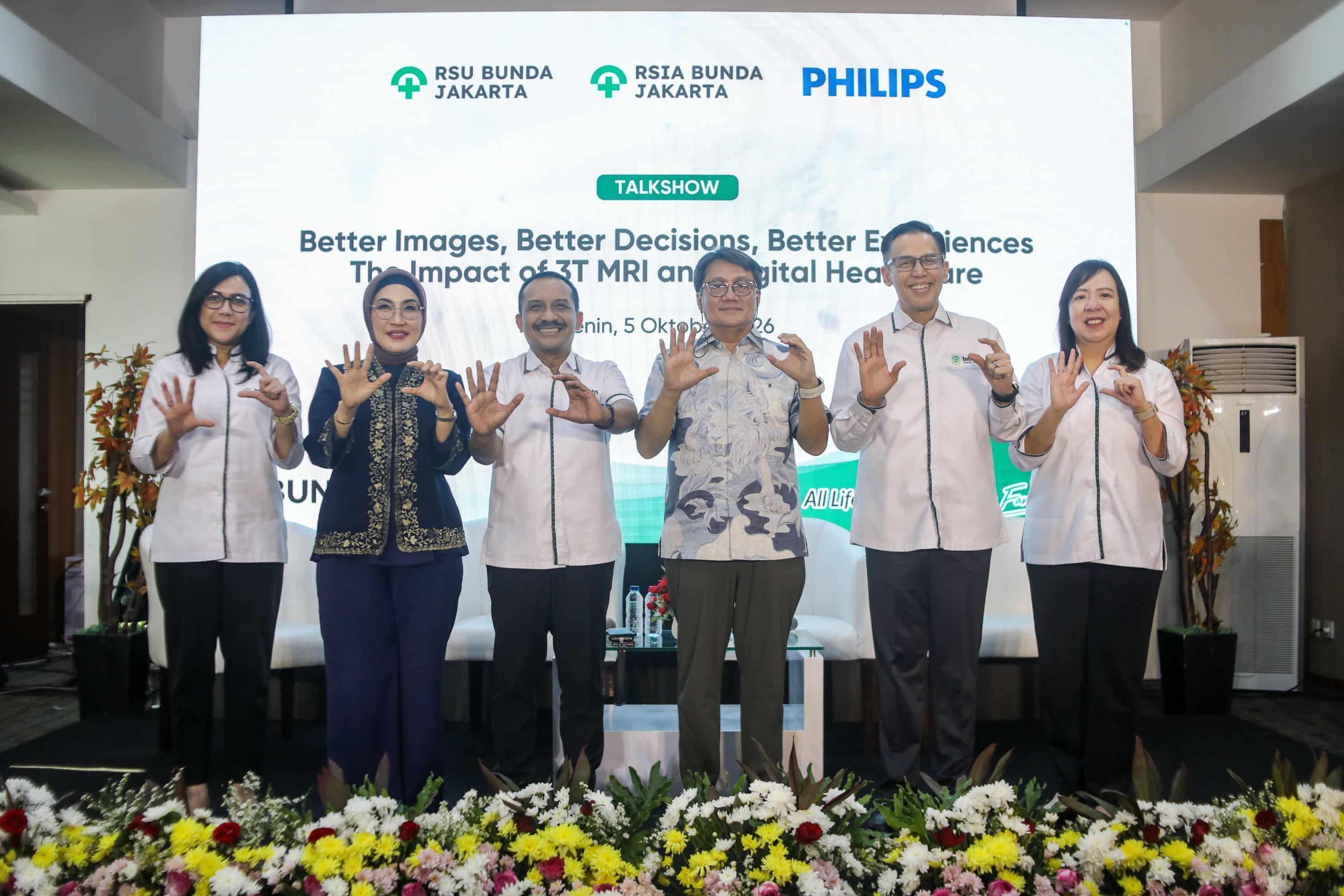 President Director Philips Indonesia Astri Ramayanti Dharmawan (kedua kiri), Direktur Utama BMHS Bpk Agus Heru Darjono (ketiga kiri), Dokter Spesialis Radiologi RS Bunda Jakarta Jacub Pandelaki (ketiga kanan), serta Presiden Komisaris PT Bundamedik Tbk Ivan Rizal Sini (kedua kanan) berpose usai sesi talkshow bertajuk "Better Images, Better Decisions, Better Experiences, The Impact of T3 MRI and Digital Healthcare" di RSU Bunda, Menteng, Jakarta, Senin (5/10/2026). AKURAT.CO/Endra Prakoso
