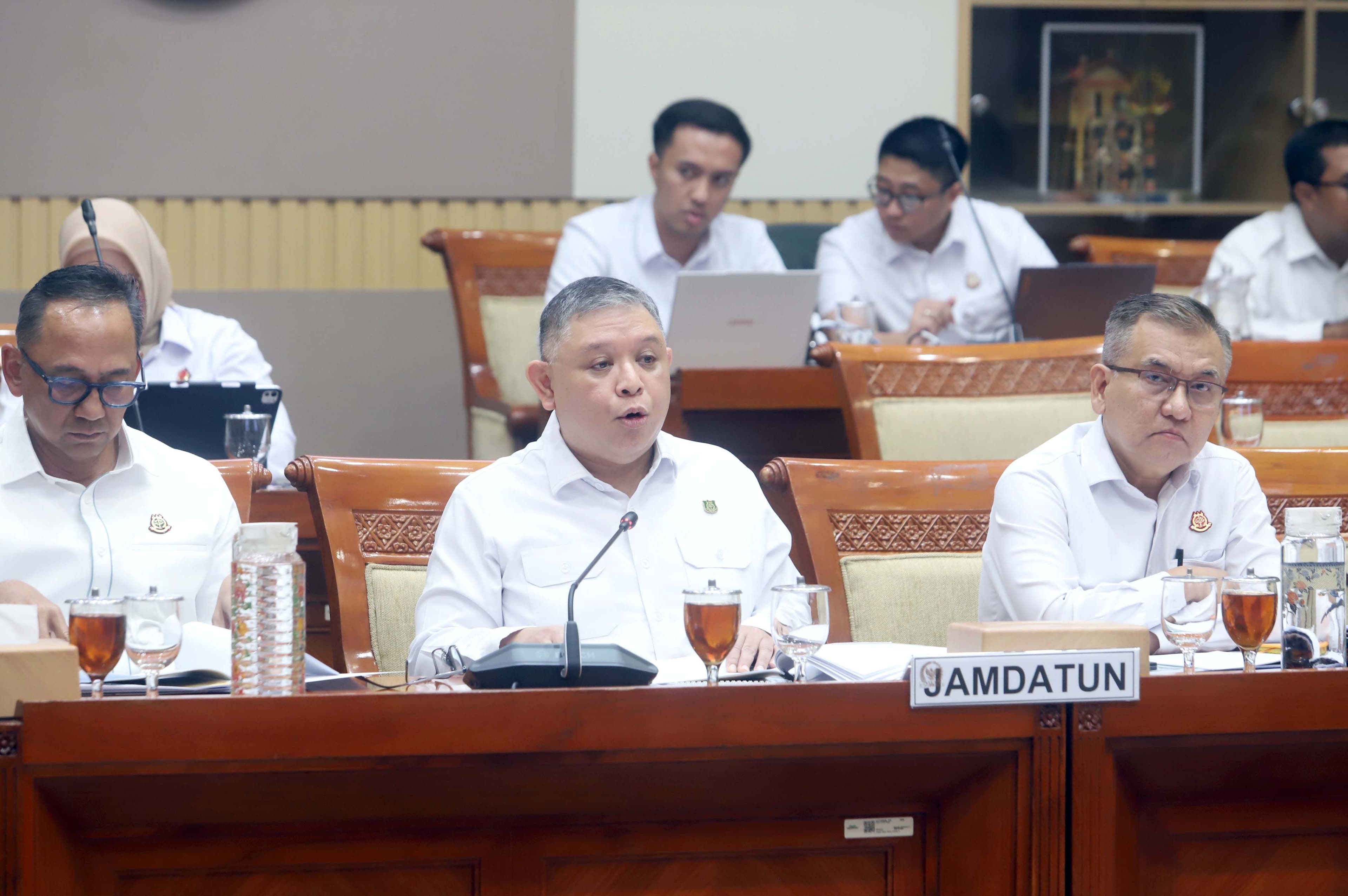 Jamdatun, Narendra Jatna saat mengikuti rapat dengar pendapat dengan Komisi III di Kompleks Parlemen Senayan, Jakarta, Senin (5/10/2026). AKURAT.CO/Sopian