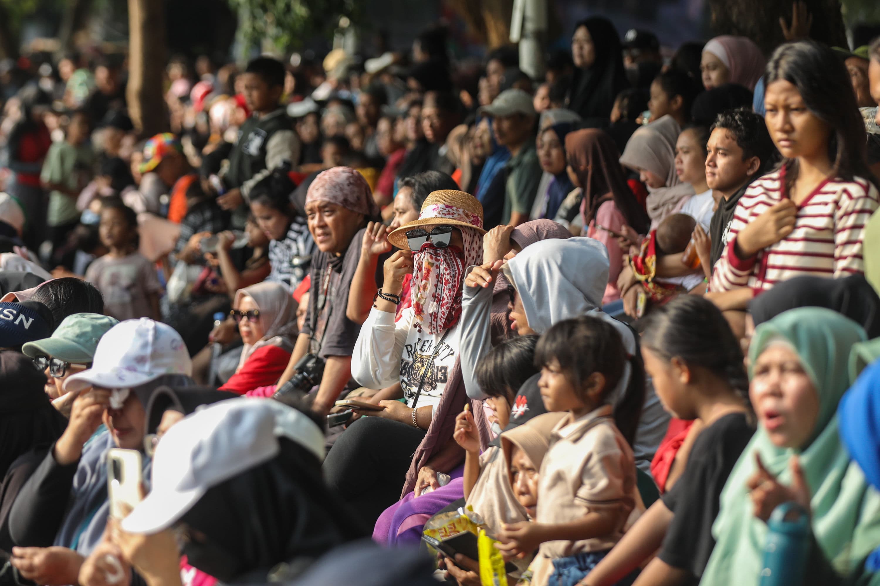 Peserta menaiki perahu berbahan limbah plastik saat parade Festival Cinta Lingkungan (CiLung) di Danau Sunter, Jakarta, Minggu (18/10/2026).AKURAT.CO/Endra Prakoso