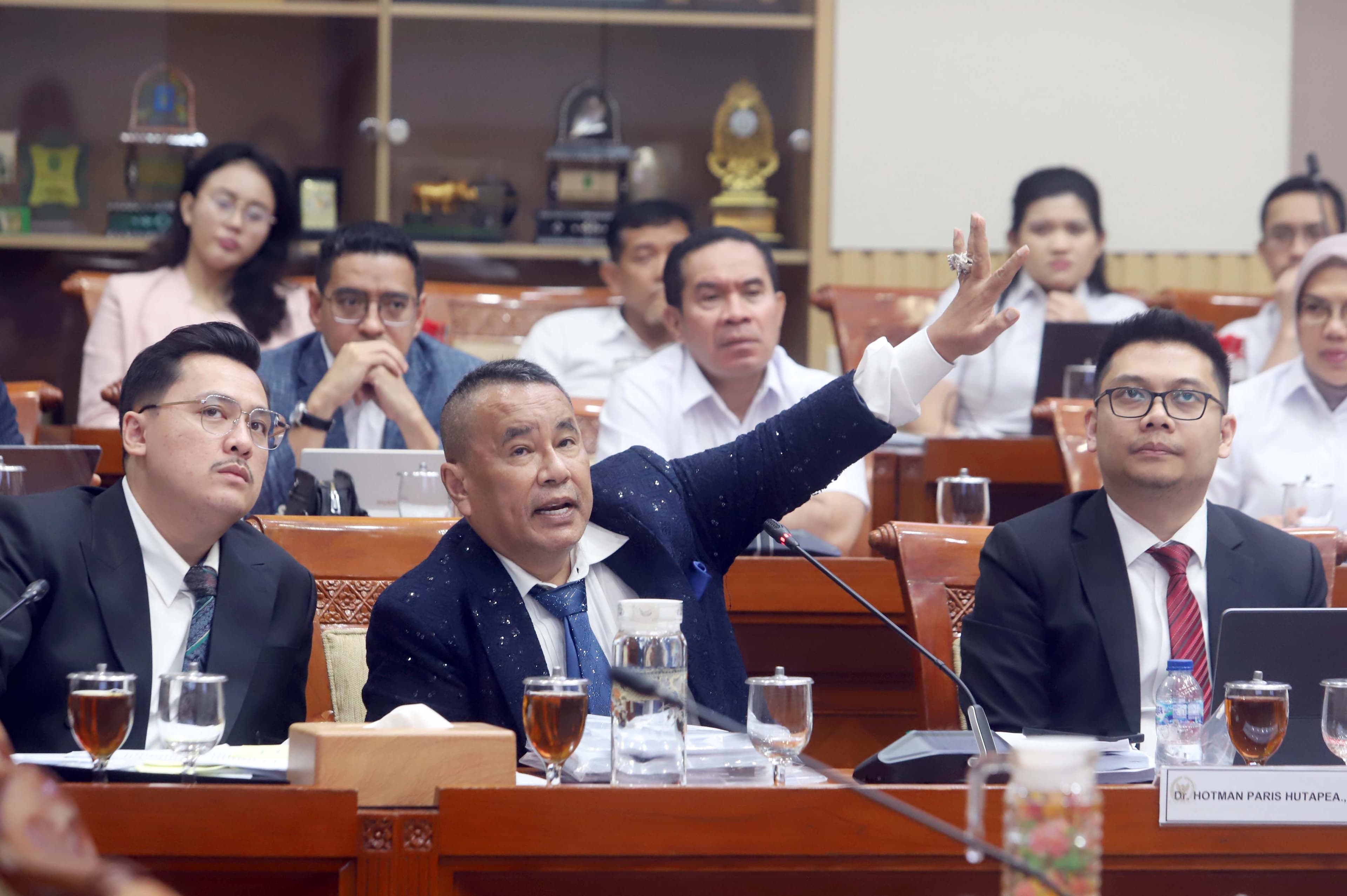 Pengacara Hotman Paris saat mengikuti rapat dengar pendapat dengan Komisi III di Kompleks Parlemen Senayan, Jakarta, Senin (5/10/2026). AKURAT.CO/Sopian