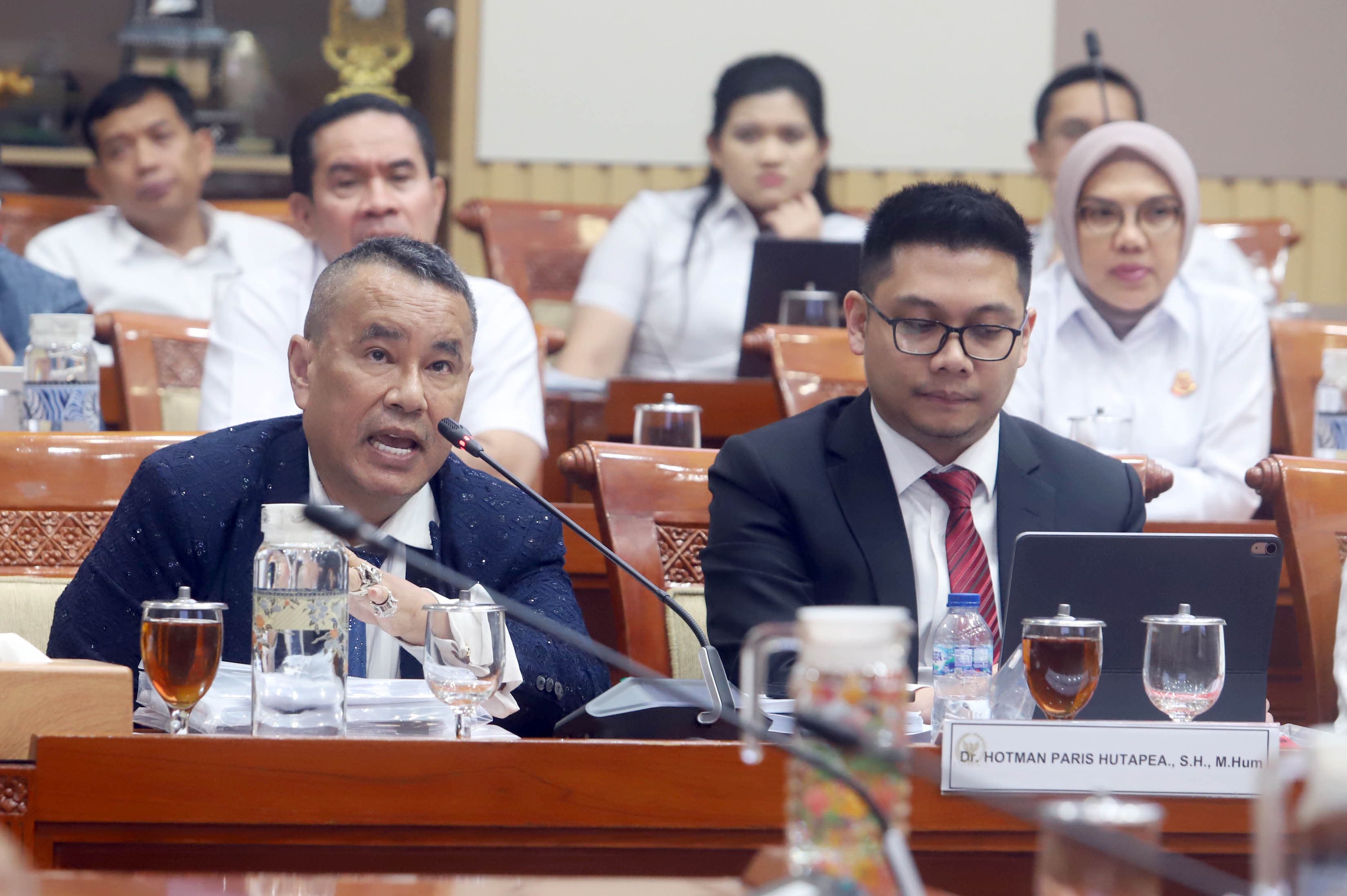 Pengacara Hotman Paris saat mengikuti rapat dengar pendapat dengan Komisi III di Kompleks Parlemen Senayan, Jakarta, Senin (5/10/2026). AKURAT.CO/Sopian