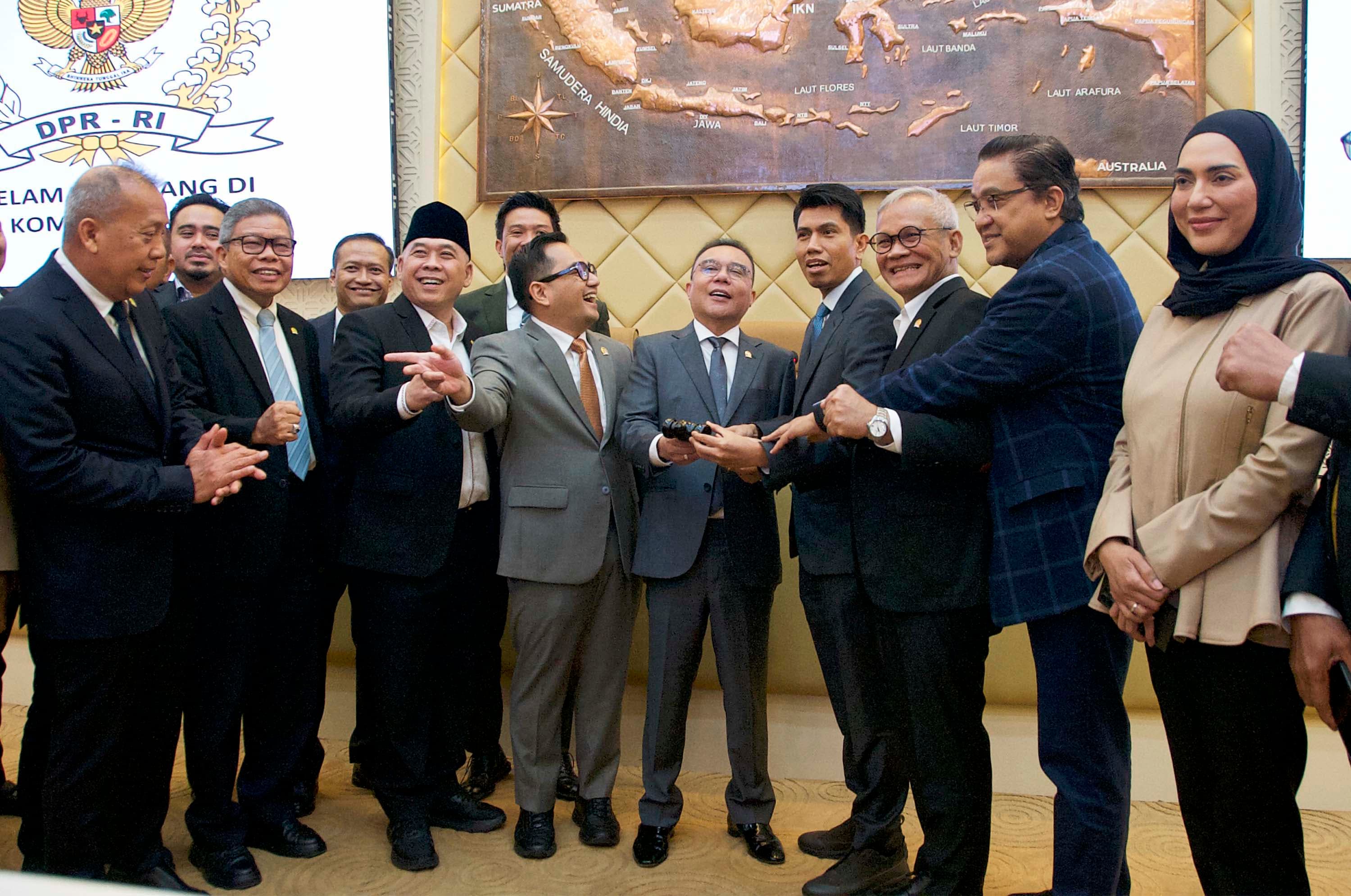 Wakil Ketua DPR Sufmi Dasco Ahmad (tengah) menyerahkan palu sidang kepada Wakil Ketua Komisi II DPR sekaligus Ketua Panitia Kerja RUU Pemilu Bahtra Banong (ketiga kanan) usai rapat penetapan ketua Panitia Kerja Penyusunan RUU Pemilu di Kompleks Parlemen, Senayan, Jakarta, Kamis (8/10/2026). AKURAT.CO/Sopian