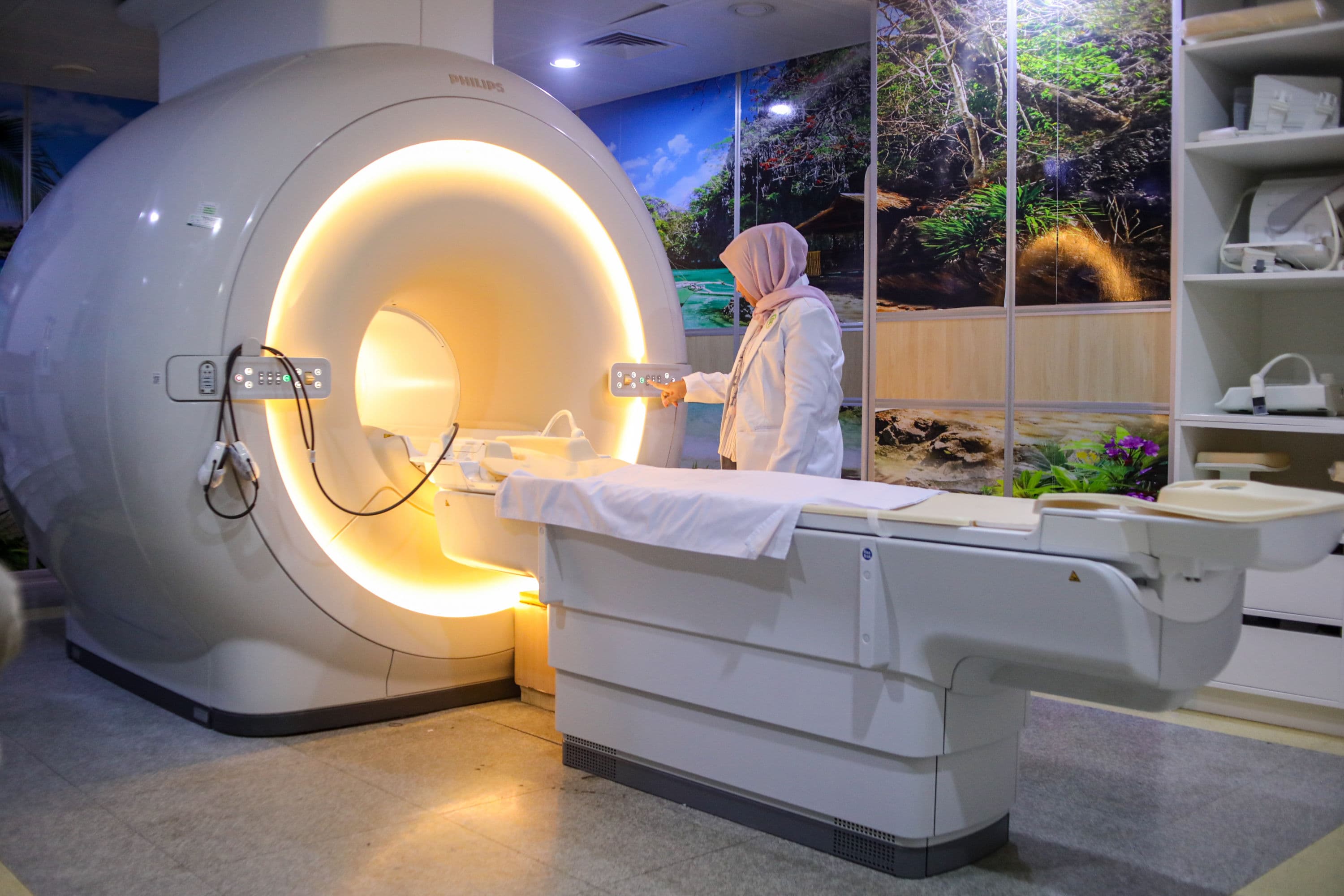 Seorang dokter menyiapkan alat MRI 3 Tesla (3T) di ruang Radiologi, RSU Bunda, Menteng, Jakarta, Senin (5/10/2026).AKURAT.CO/Endra Prakoso