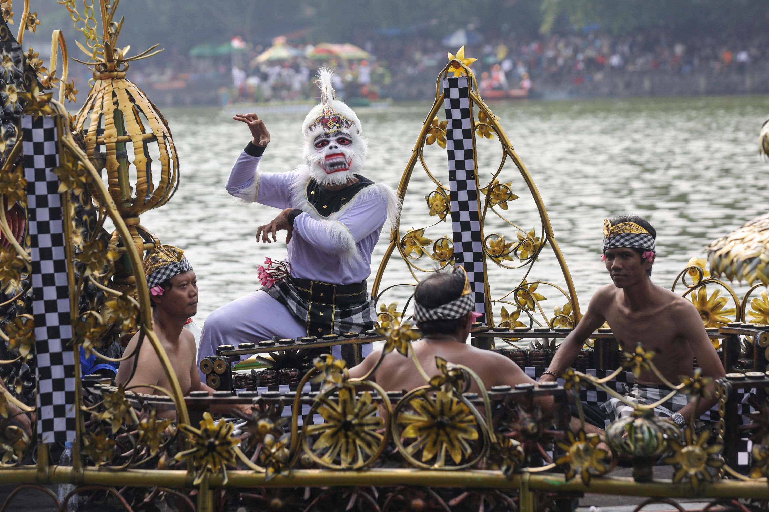 Peserta menaiki perahu berbahan limbah plastik saat parade Festival Cinta Lingkungan (CiLung) di Danau Sunter, Jakarta, Minggu (18/10/2026).AKURAT.CO/Endra Prakoso