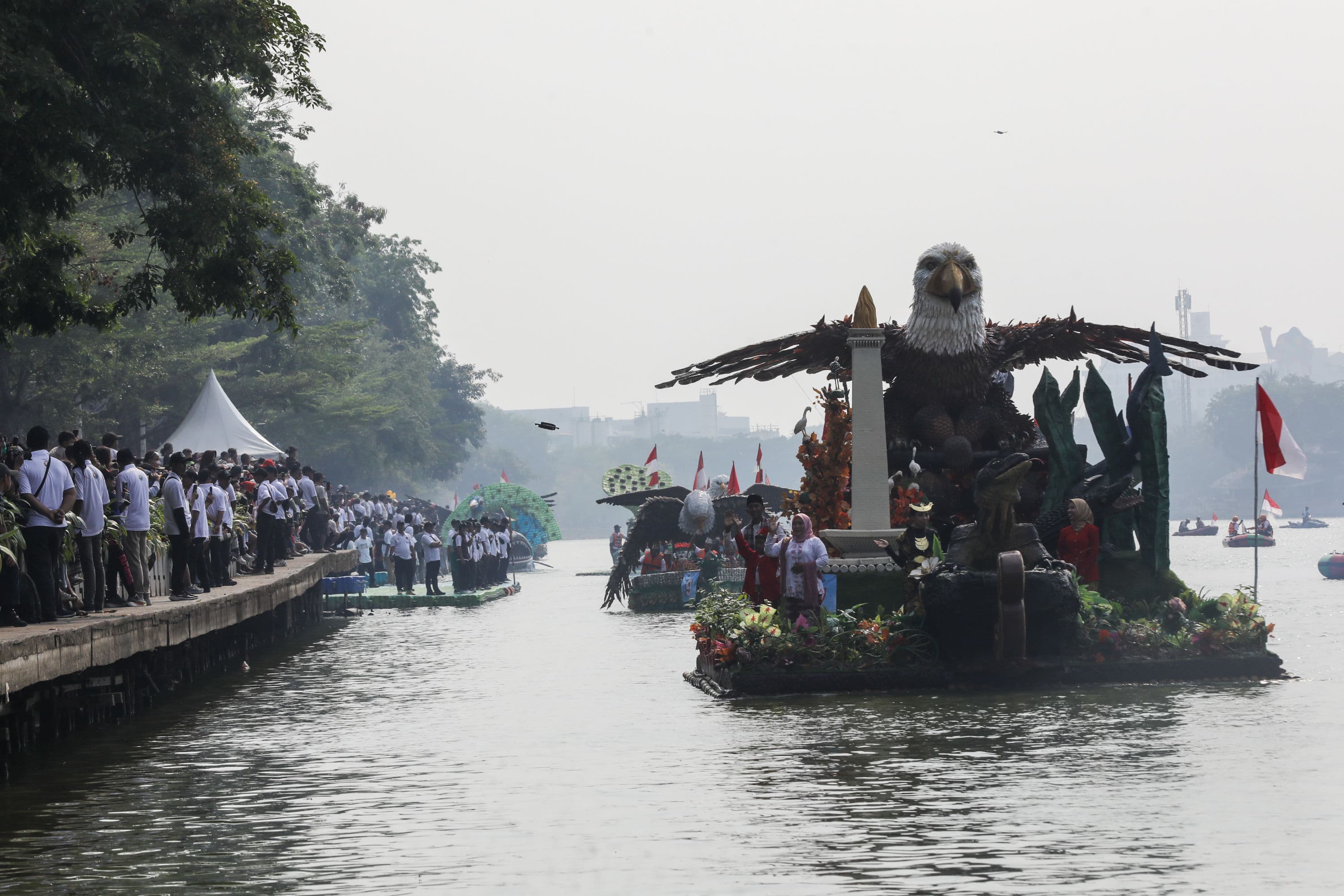 Peserta menaiki perahu berbahan limbah plastik saat parade Festival Cinta Lingkungan (CiLung) di Danau Sunter, Jakarta, Minggu (18/10/2026).AKURAT.CO/Endra Prakoso