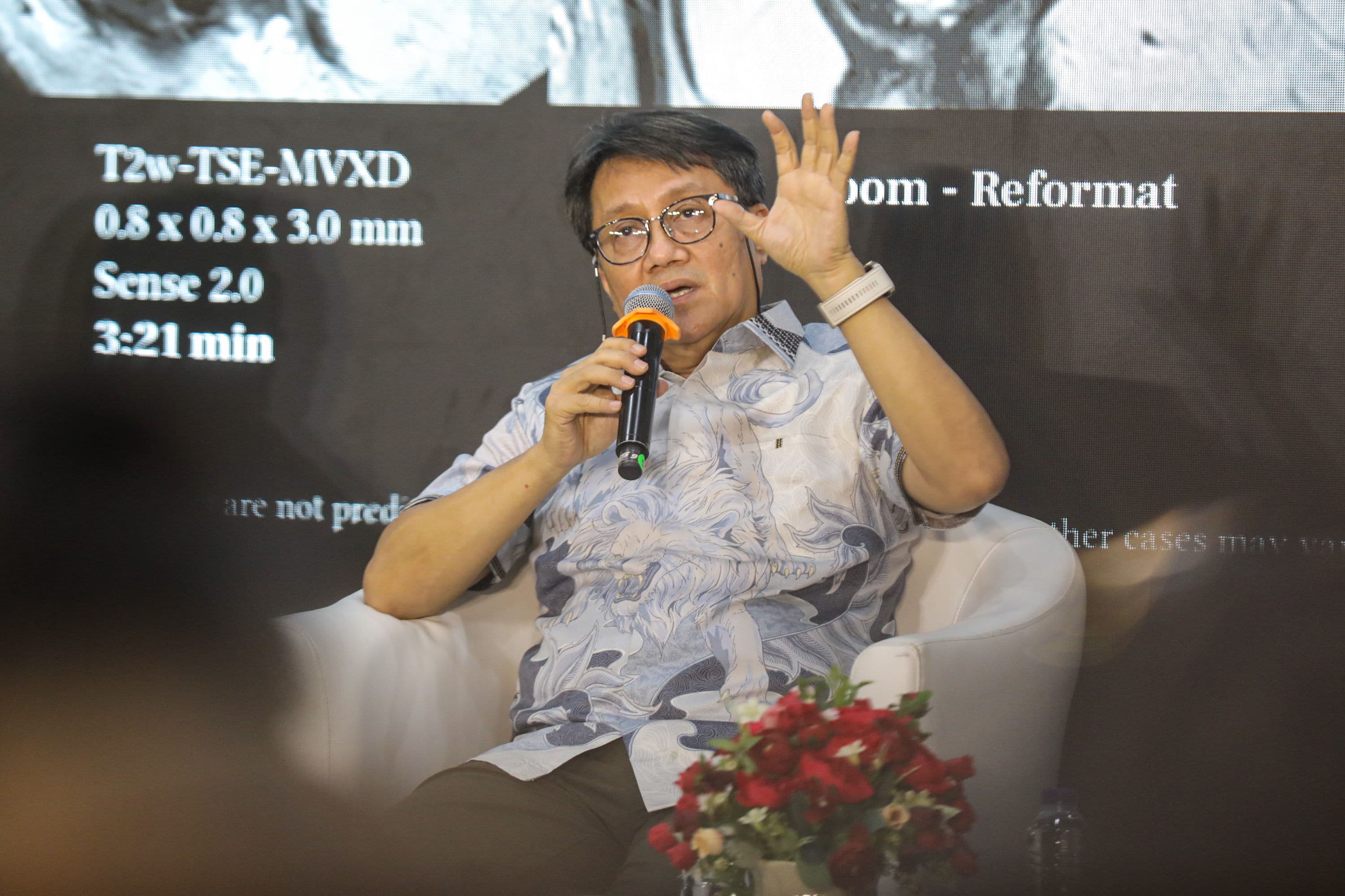 Dokter Spesialis Radiologi RS Bunda Jakarta Jacub Pandelaki menyampaikan pemaparan dalam sesi talkshow bertajuk "Better Images, Better Decisions, Better Experiences, The Impact of T3 MRI and Digital Healthcare" di RSU Bunda, Menteng, Jakarta, Senin (5/10/2026).AKURAT.CO/Endra Prakoso