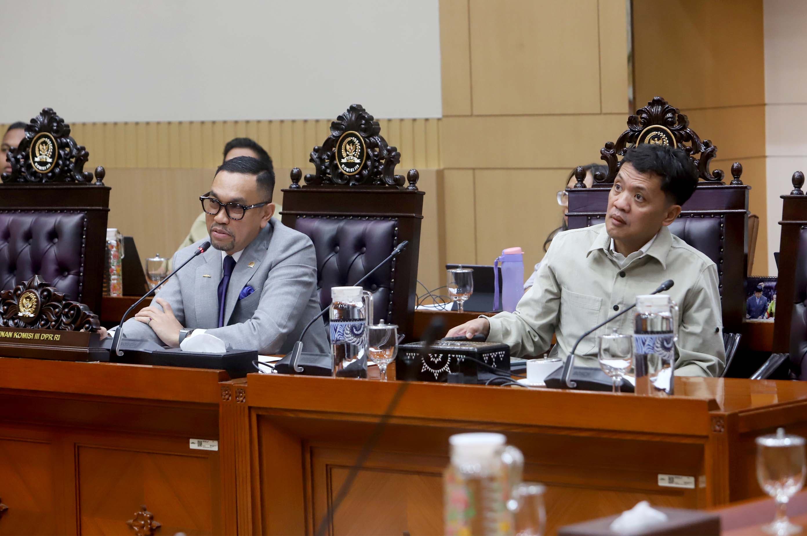 Pimpinan Komisi III Habiburakham dan Ahmad Sahroni melakukan rapat dengar pendapat dengen sejumlah organisasi advokat di Kompleks Parlemen, Senayan, Jakarta, Rabu (28/10/2026). Rapat tersebut membahas masukan dan pandangan advokat terhadap RUU Perampasan Aset terkait Tindak Pidana. AKURAT.CO/SopianAKURAT.CO/Sopian