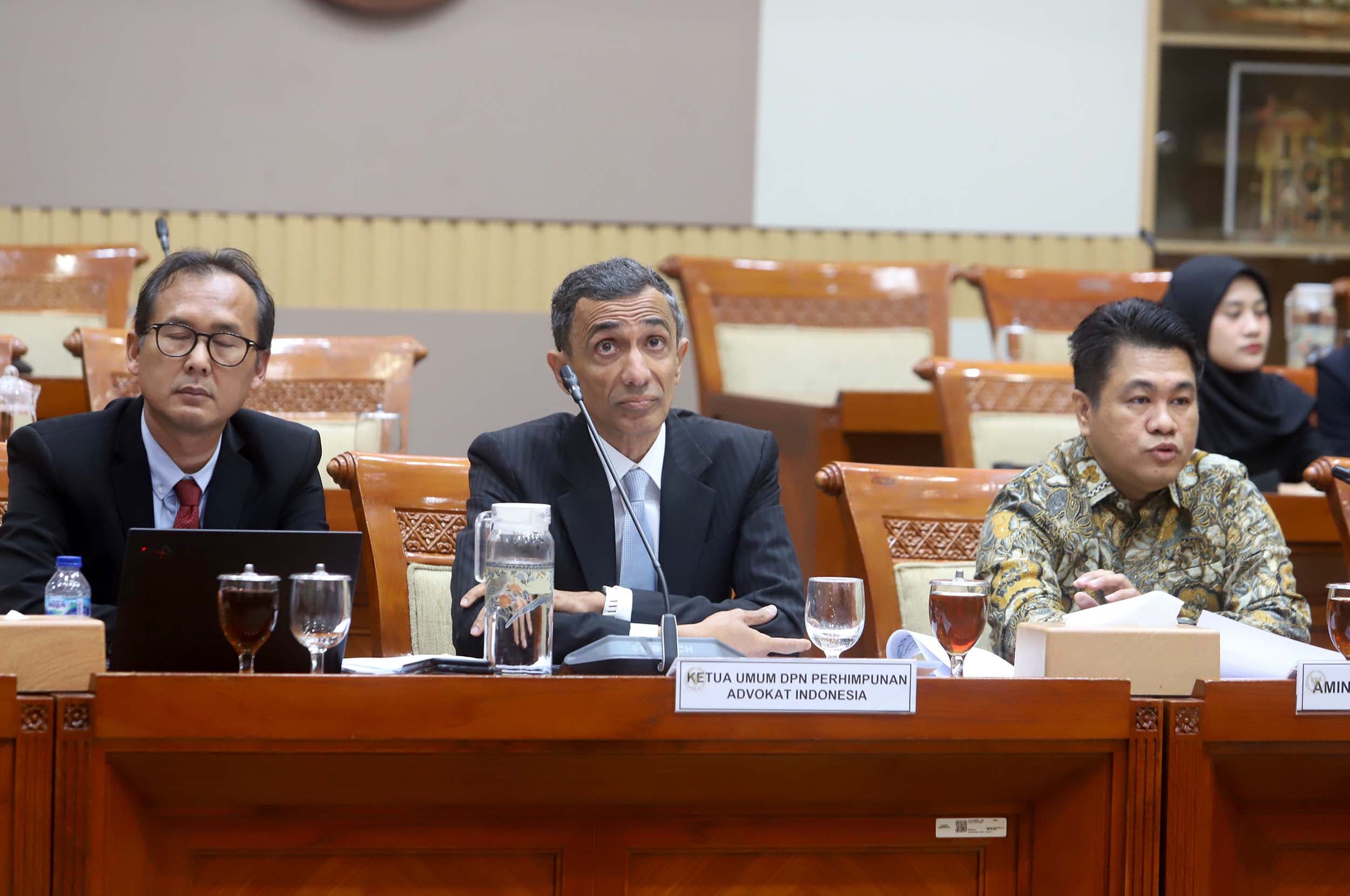 Komisi III melakukan rapat dengar pendapat dengan Advokat Amin Fahrudin  dan Ketua Umum Dewan Pimpinan Nasional Perhimpunan Advokat Indonesia Ahmad Fikri Assegaf menyampaikan pandangannya saat Rapat Dengar Pendapat Umum (RDPU) dengan Komisi III DPR di Kompleks Parlemen, Senayan, Jakarta, Rabu (28/10/2026). AKURAT.CO/Sopian