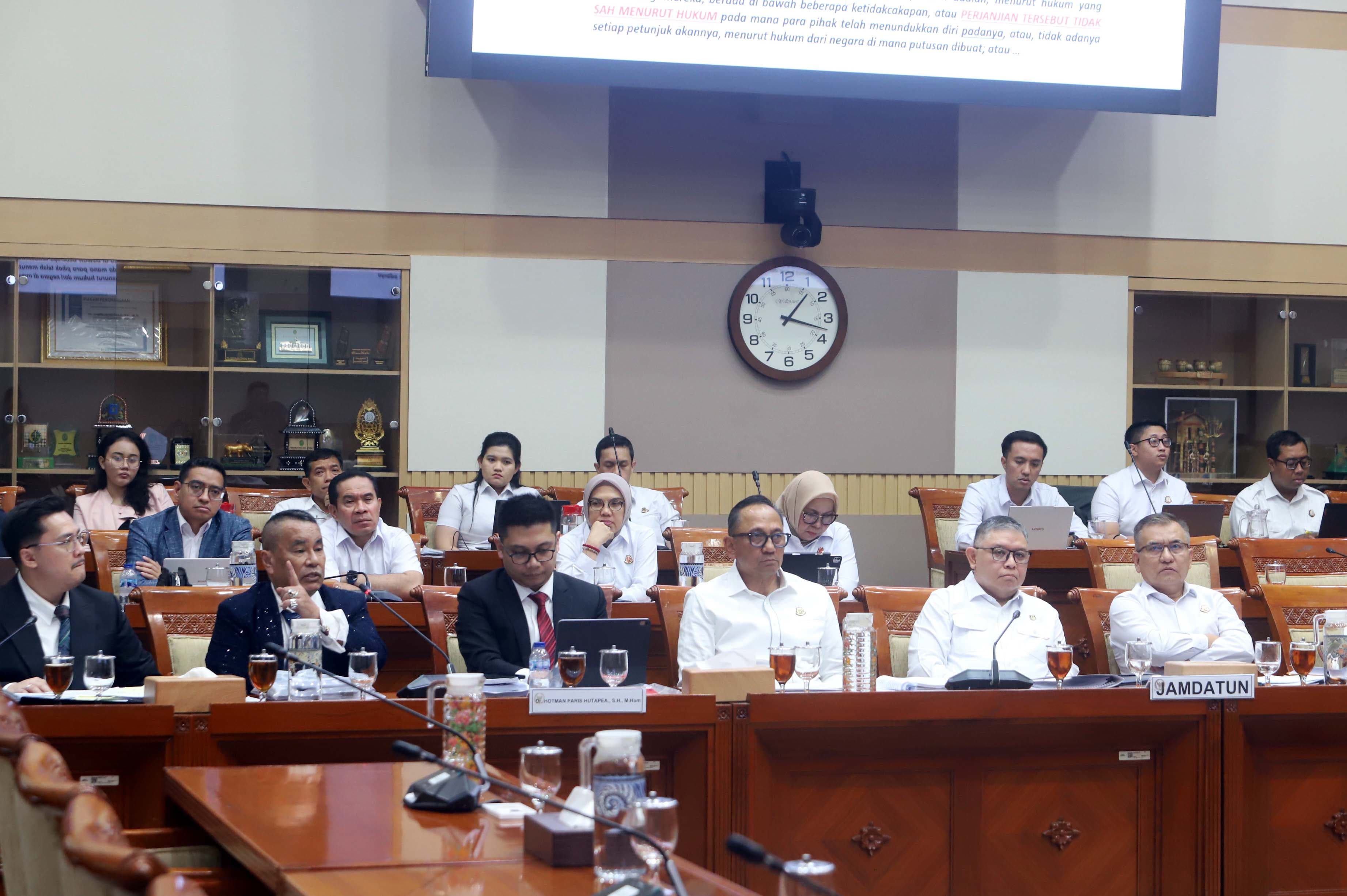 Jamdatun, Narendra Jatna dan Pengacara Hotman Paris saat mengikuti rapat dengar pendapat dengan Komisi III di Kompleks Parlemen Senayan, Jakarta, Senin (5/10/2026). AKURAT.CO/Sopian