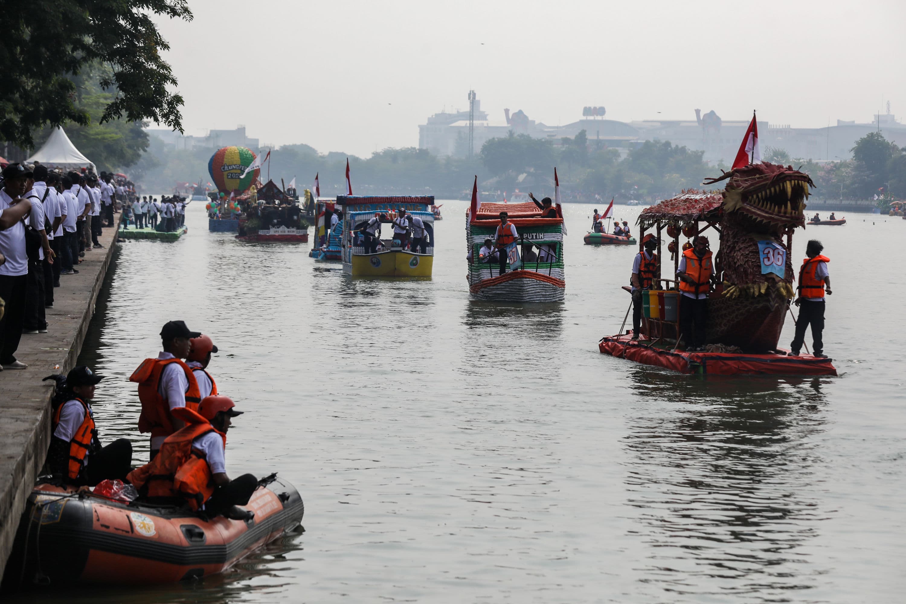 Peserta menaiki perahu berbahan limbah plastik saat parade Festival Cinta Lingkungan (CiLung) di Danau Sunter, Jakarta, Minggu (18/10/2026).AKURAT.CO/Endra Prakoso