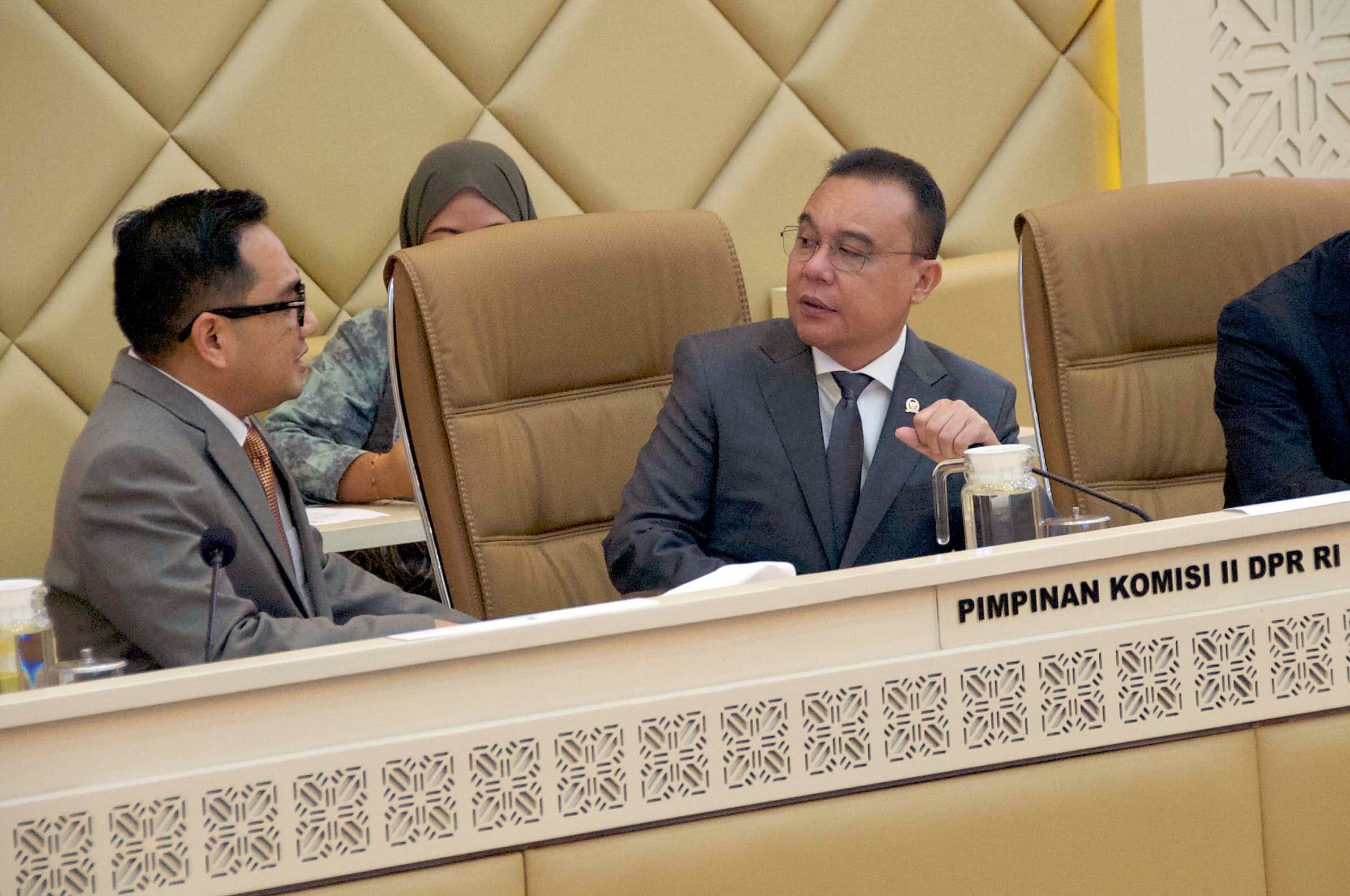 Wakil Ketua DPR Sufmi Dasco Ahmad dan Ketua Komisi II DPR Rifqinizamy Karsayud saat memimpin rapat penetapan ketua Panitia Kerja Penyusunan RUU Pemilu di Kompleks Parlemen, Senayan, Jakarta, Kamis (8/10/2026).AKURAT.CO/Sopian