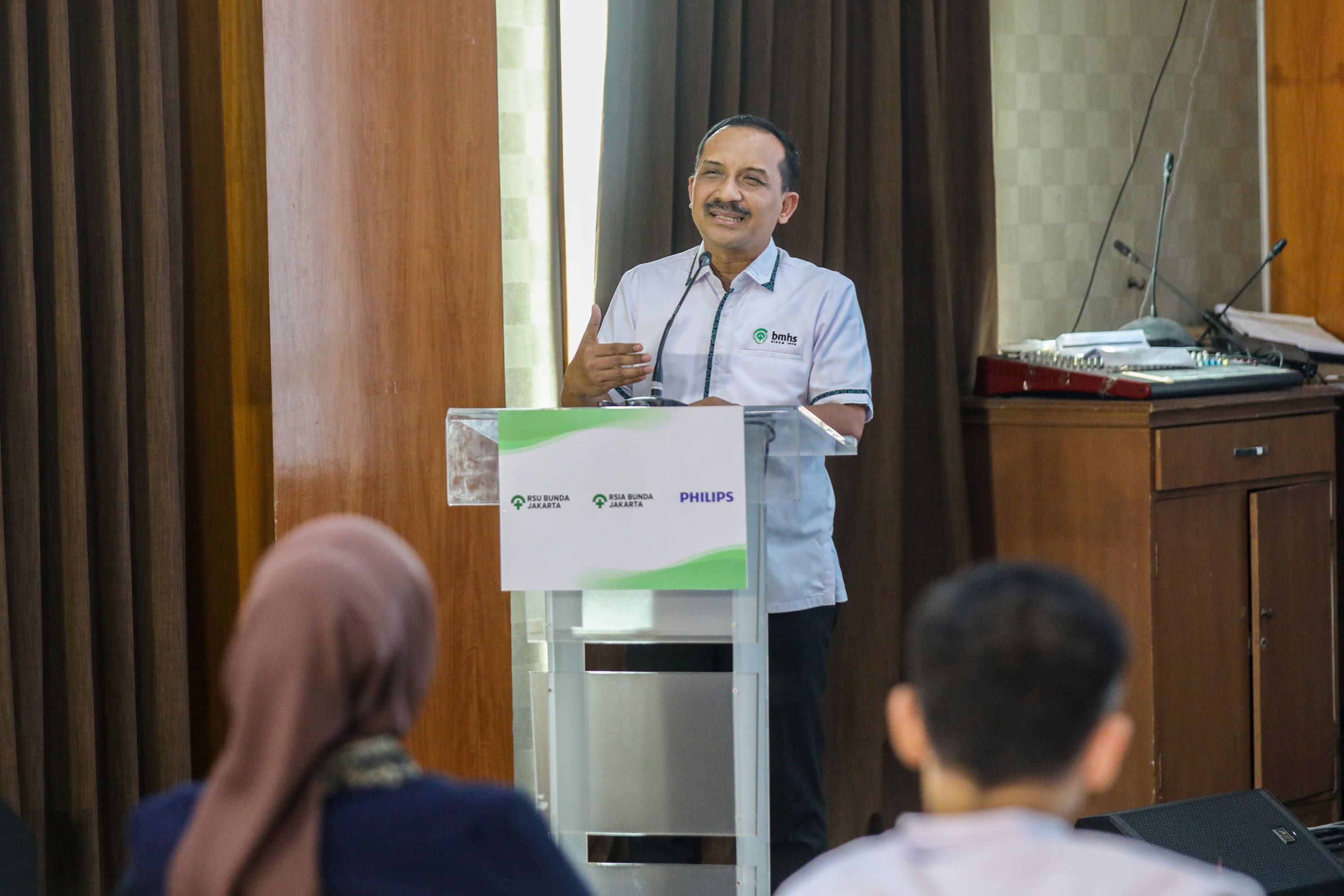 Direktur Utama BMHS Bpk Agus Heru Darjono menyampaikan sambutan dalam sesi talkshow bertajuk "Better Images, Better Decisions, Better Experiences, The Impact of T3 MRI and Digital Healthcare" di RSU Bunda, Menteng, Jakarta, Senin (5/10/2026).AKURAT.CO/Endra Prakoso