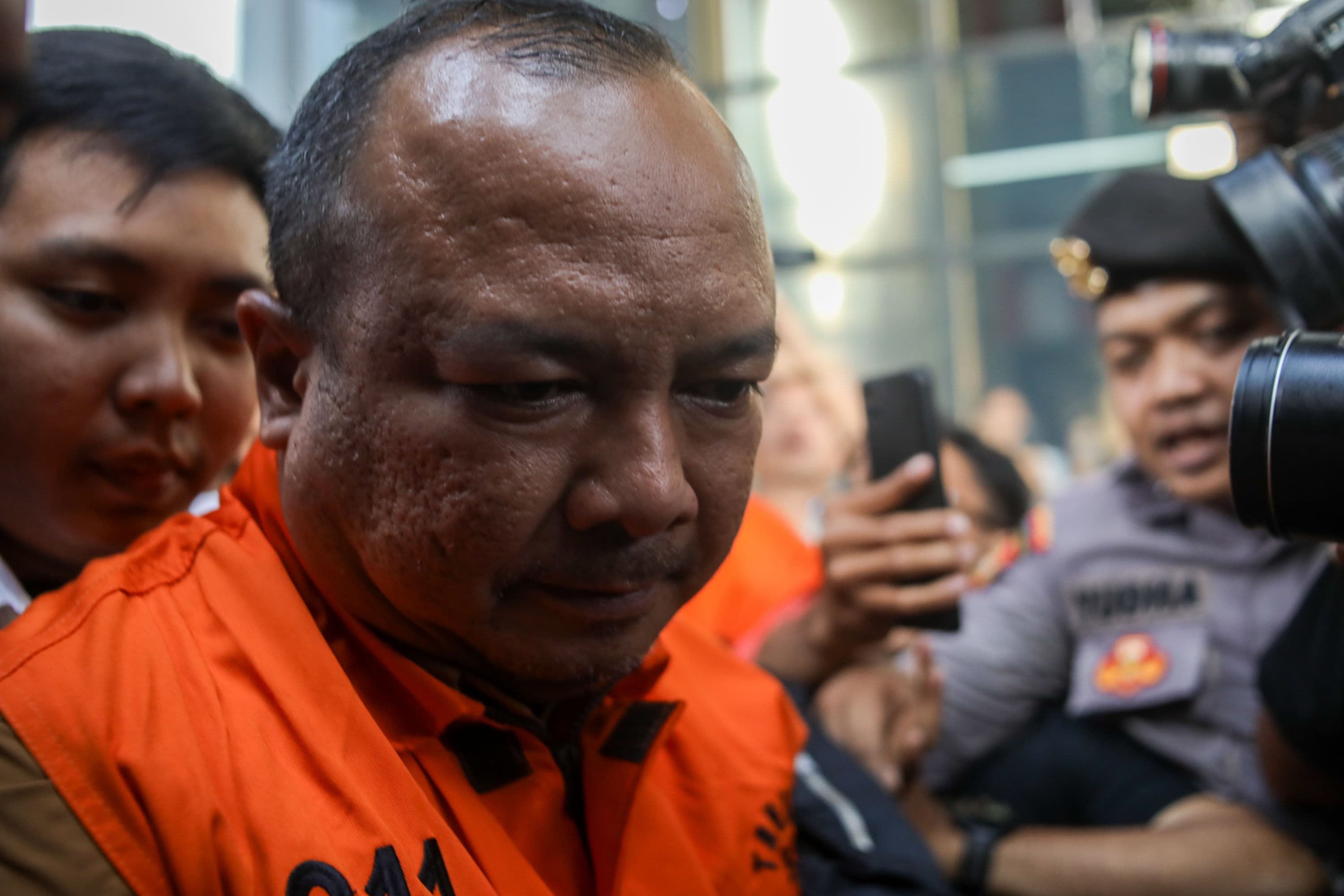 Seluruh tersangka kasus dugaan korupsi pengadaan barang dan jasa serta penggunaan dana penanggulangan bencana BNPB berjalan menuju mobil tahanan usai menjalani pemeriksaan di Gedung Komisi Pemberantasan Korupsi (KPK), Jakarta, Rabu (14/10/2026). AKURAT.CO/Endra Prakoso