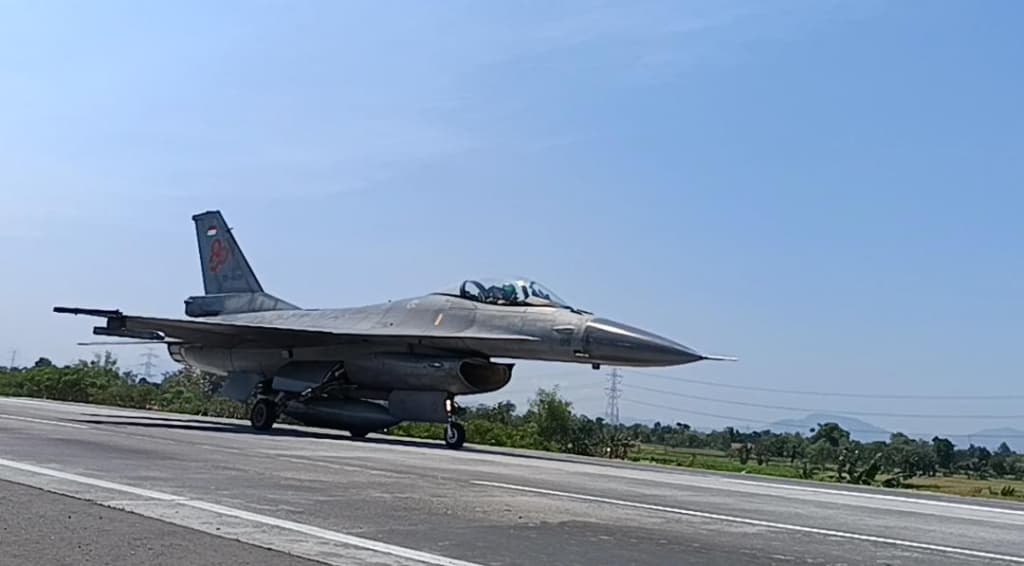 Jet Tempur F-16 dan Super Tucano Uji Coba Pendaratan dan Lepas Landas di Tol Paspro