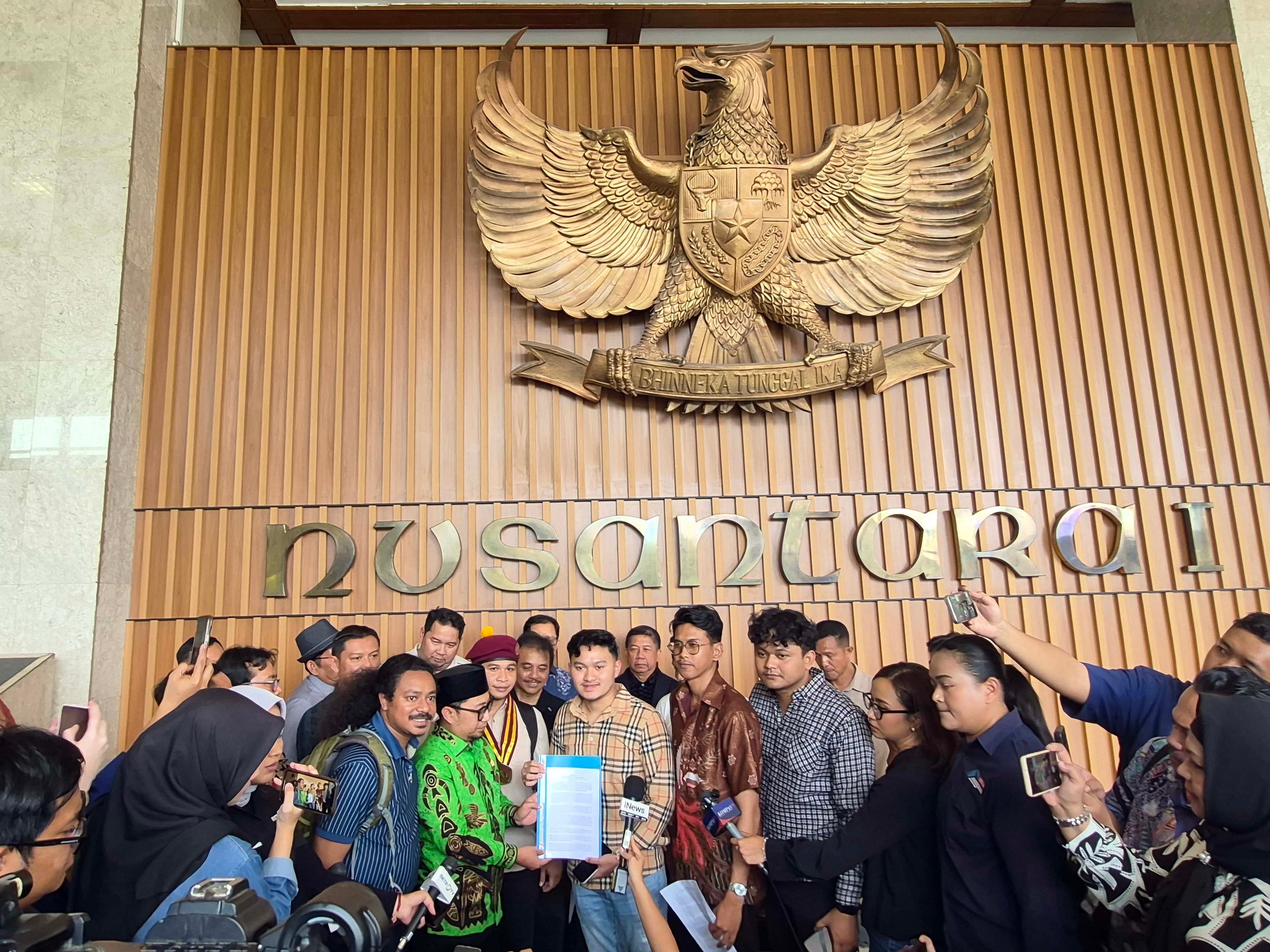 Anggota Komisi II DPR RI dari Fraksi PKB Muhammad Khozin borsama Aliansi Kolektif Sipil (AKSI) melakukan konferensi pers di Lobby Nusantara I, Kompleks Parlemen Senayan, Jakarta, Selasa (13/10/2026).AKURAT.CO/Sopian
