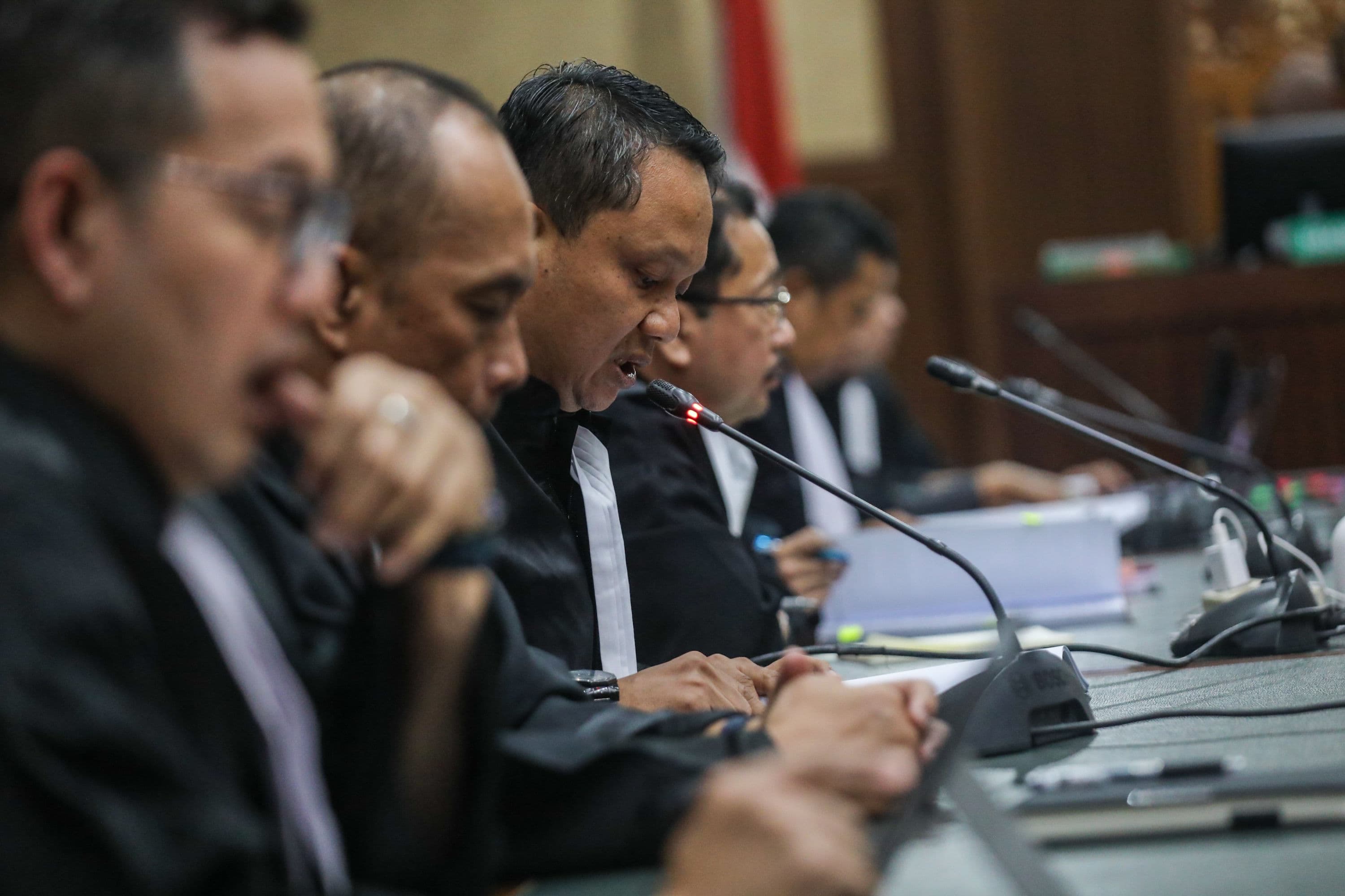 Jaksa Penuntut Umum (JPU) membacakan dakwaan terhadap mantan Jampidsus Febrie Adriansyah, pengusaha Don Ritto dan Nurman Hangga menjalani sidang perdana kasus Tindak Pidana Pencucian Uang (TPPU) di Pengadilan Tipikor, Jakarta, Rabu (7/10/2026). AKURAT.CO/Endra Prakoso