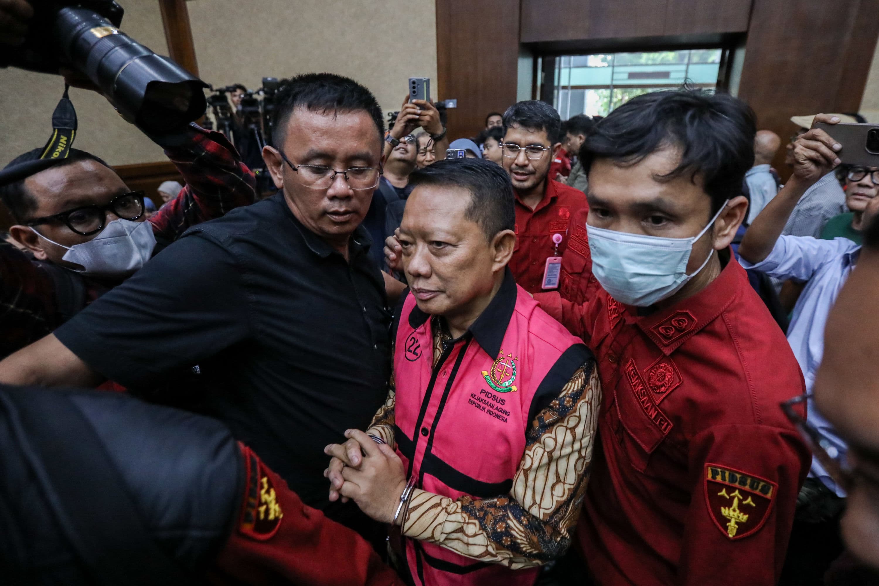 Terdakwa mantan Jampidsus Febrie Adriansyah bersiap menjalani sidang perdana kasus Tindak Pidana Pencucian Uang (TPPU) di Pengadilan Tipikor, Jakarta, Rabu (7/10/2026). AKURAT.CO/Endra Prakoso