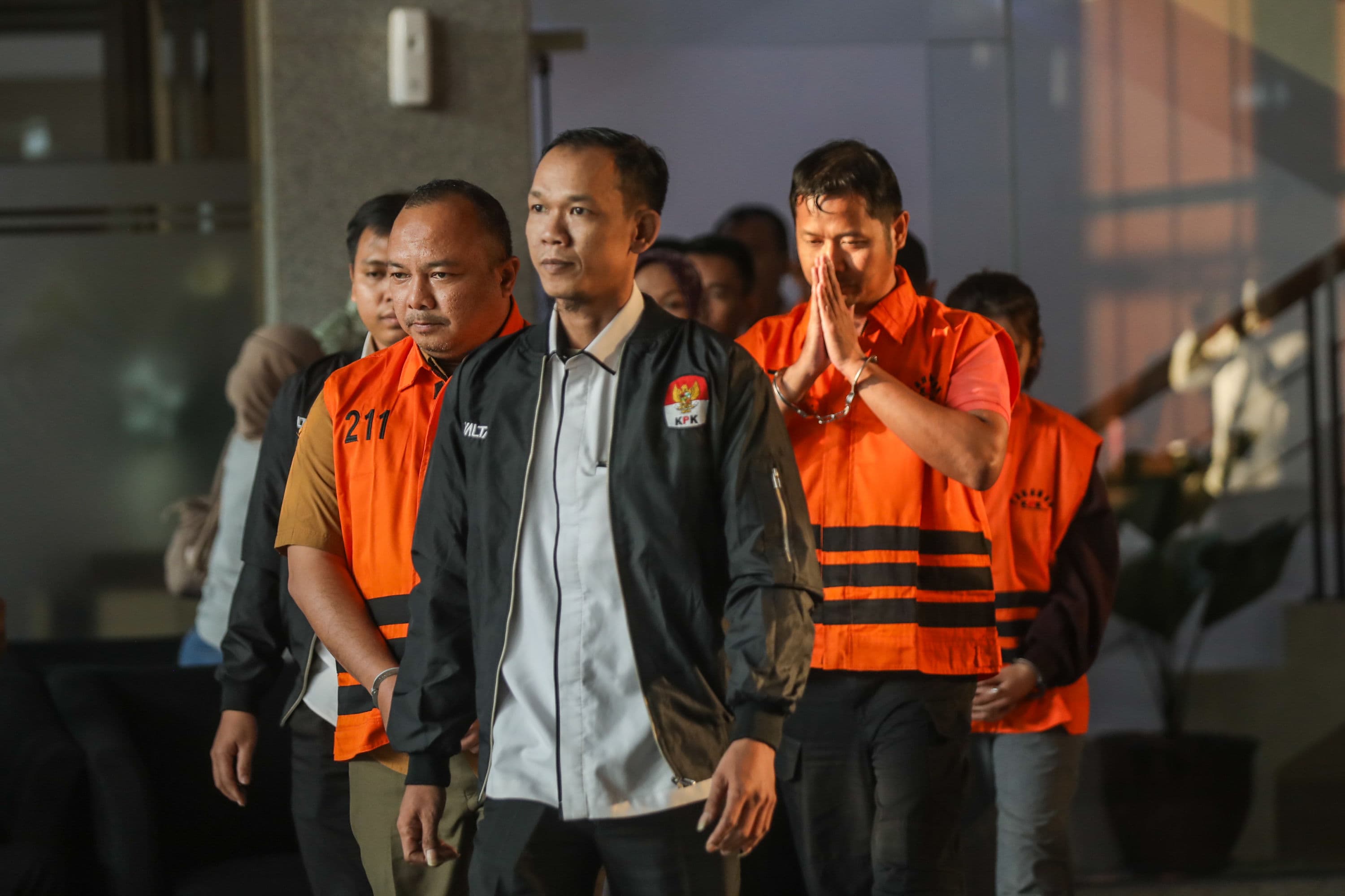 Seluruh tersangka kasus dugaan korupsi pengadaan barang dan jasa serta penggunaan dana penanggulangan bencana BNPB berjalan menuju mobil tahanan usai menjalani pemeriksaan di Gedung Komisi Pemberantasan Korupsi (KPK), Jakarta, Rabu (14/10/2026). AKURAT.CO/Endra Prakoso