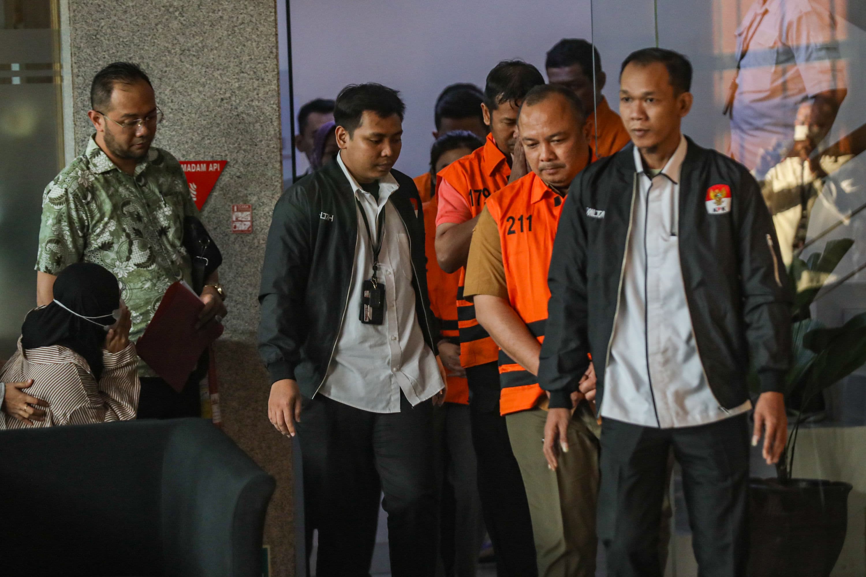 Seluruh tersangka kasus dugaan korupsi pengadaan barang dan jasa serta penggunaan dana penanggulangan bencana BNPB berjalan menuju mobil tahanan usai menjalani pemeriksaan di Gedung Komisi Pemberantasan Korupsi (KPK), Jakarta, Rabu (14/10/2026). AKURAT.CO/Endra Prakoso