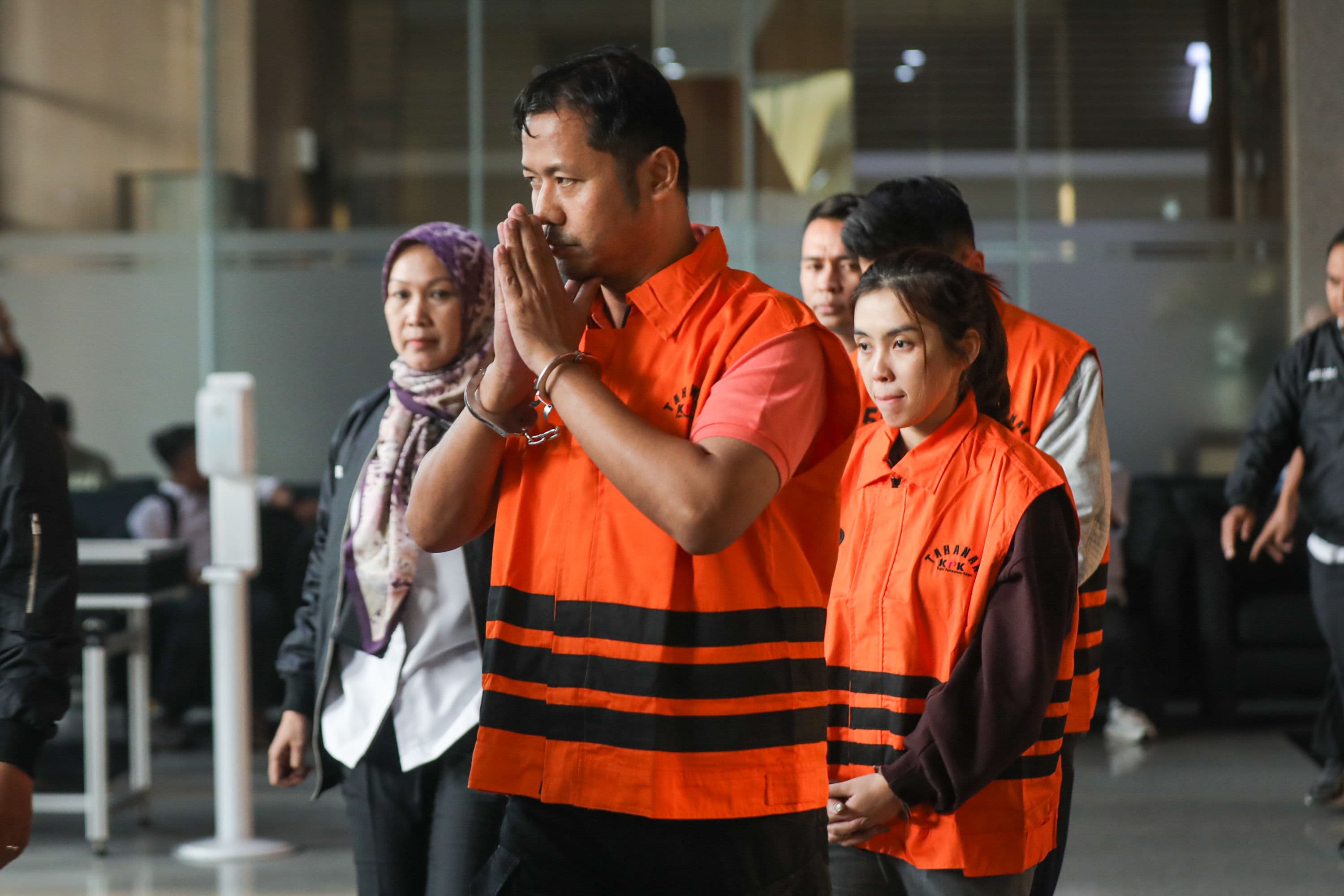 Seluruh tersangka kasus dugaan korupsi pengadaan barang dan jasa serta penggunaan dana penanggulangan bencana BNPB berjalan menuju mobil tahanan usai menjalani pemeriksaan di Gedung Komisi Pemberantasan Korupsi (KPK), Jakarta, Rabu (14/10/2026). AKURAT.CO/Endra Prakoso