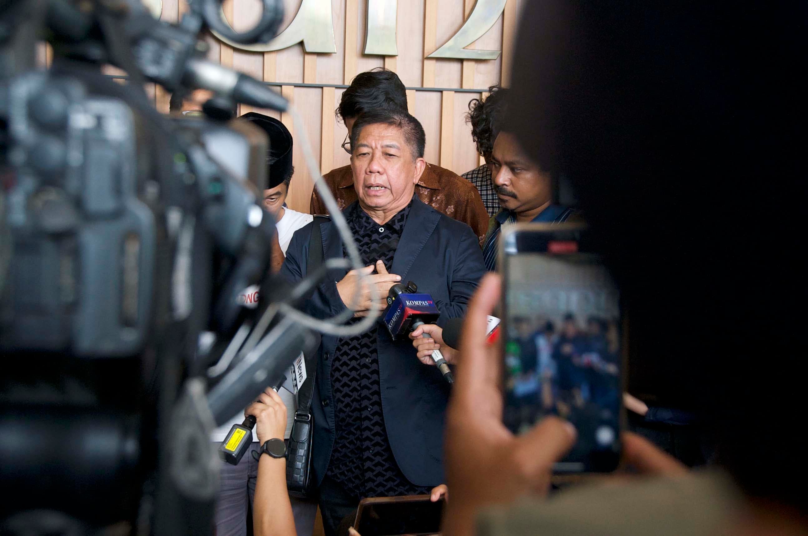 Anggota Komisi II DPR RI dari Fraksi PKB Muhammad Khozin borsama Aliansi Kolektif Sipil (AKSI) melakukan konferensi pers di Lobby Nusantara I, Kompleks Parlemen Senayan, Jakarta, Selasa (13/10/2026).AKURAT.CO/Sopian