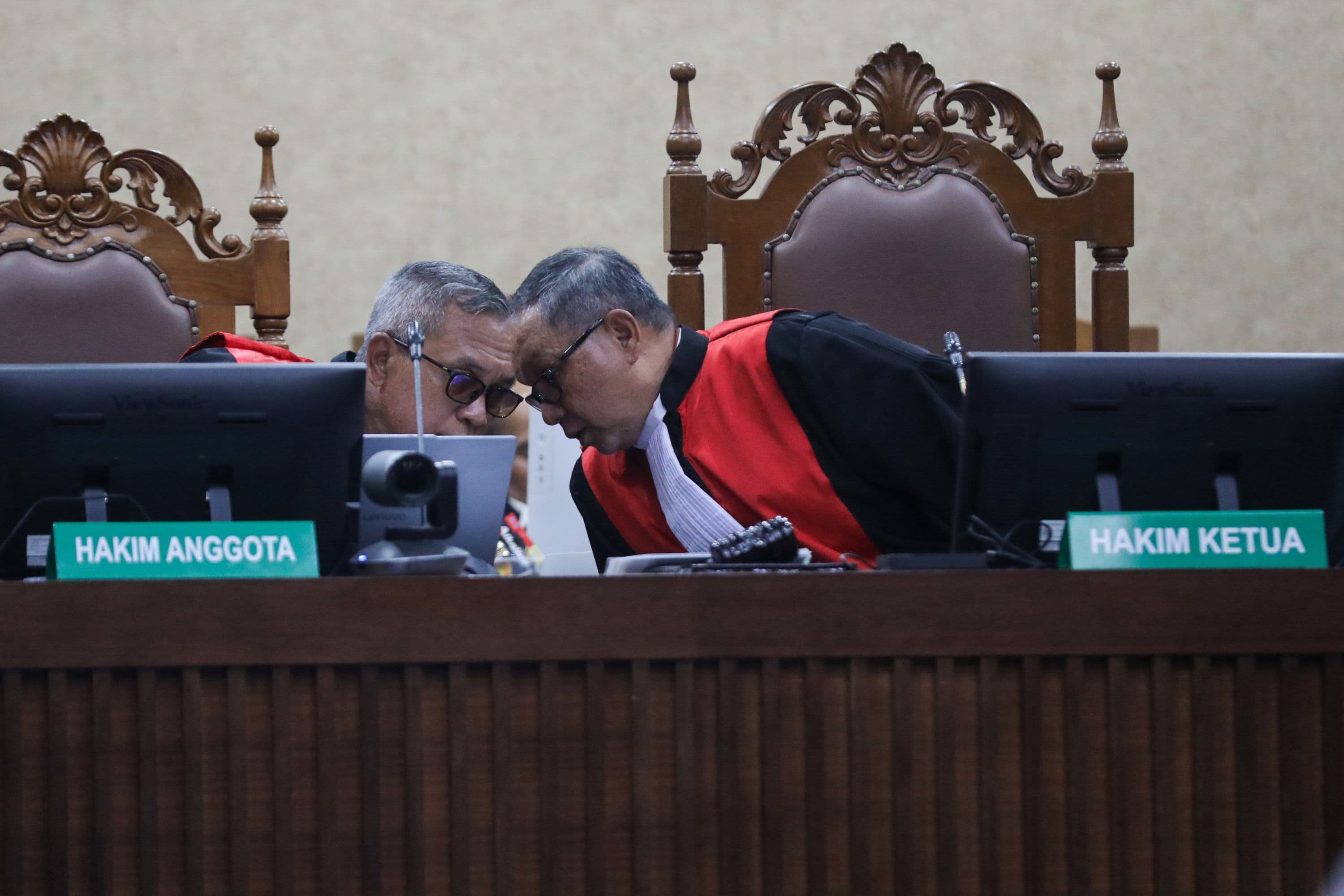 Majelis hakim berbincang saat memimpin sidang perdana kasus Tindak Pidana Pencucian Uang (TPPU) yang melibatkan mantan Jampidsus Febrie Adriansyah, pengusaha Don Ritto dan Nurman Herin di Pengadilan Tipikor, Jakarta, Rabu (7/10/2026). AKURAT.CO/Endra Prakoso