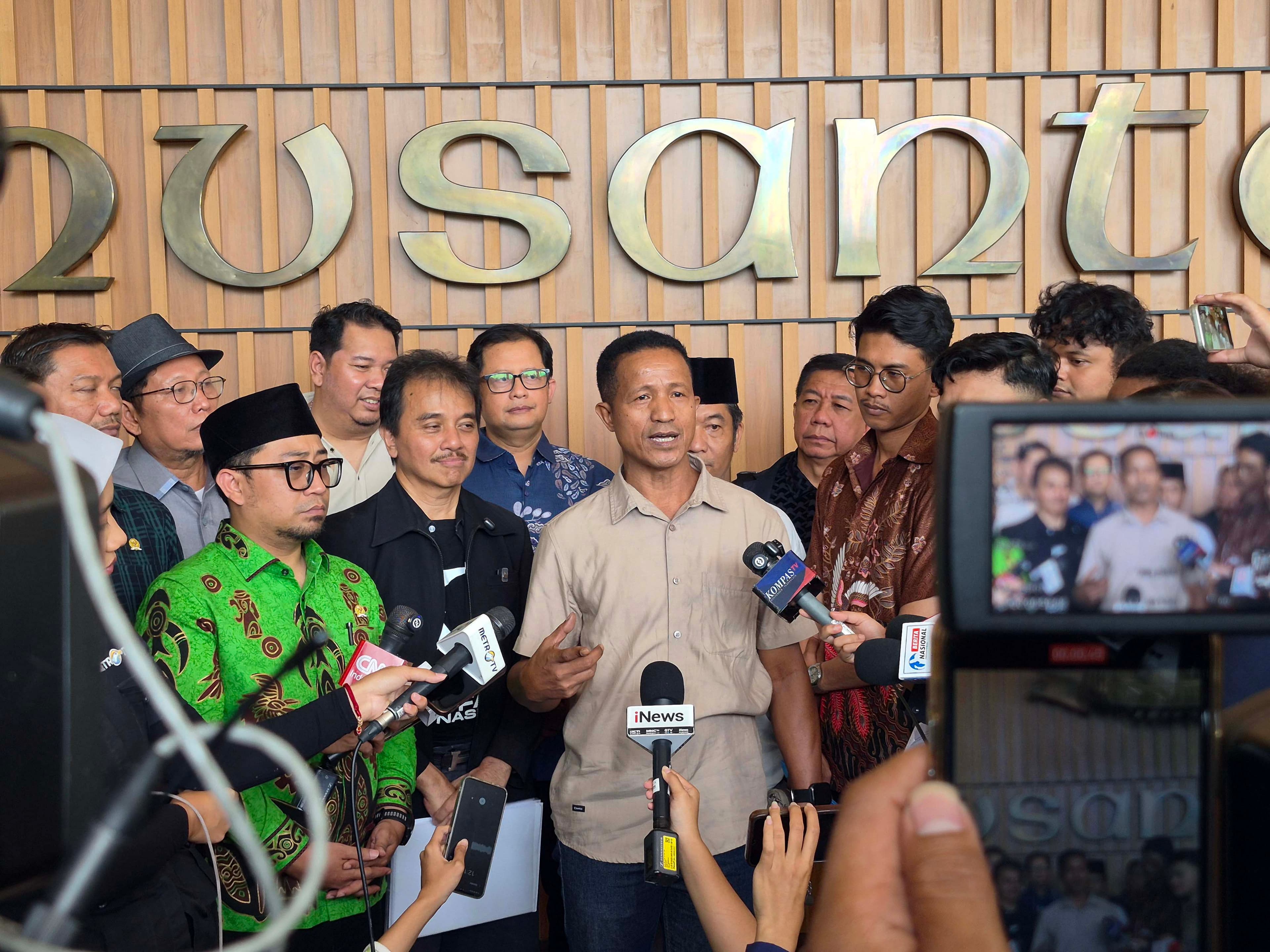 Anggota Komisi II DPR RI dari Fraksi PKB Muhammad Khozin borsama Aliansi Kolektif Sipil (AKSI) melakukan konferensi pers di Lobby Nusantara I, Kompleks Parlemen Senayan, Jakarta, Selasa (13/10/2026).AKURAT.CO/Sopian