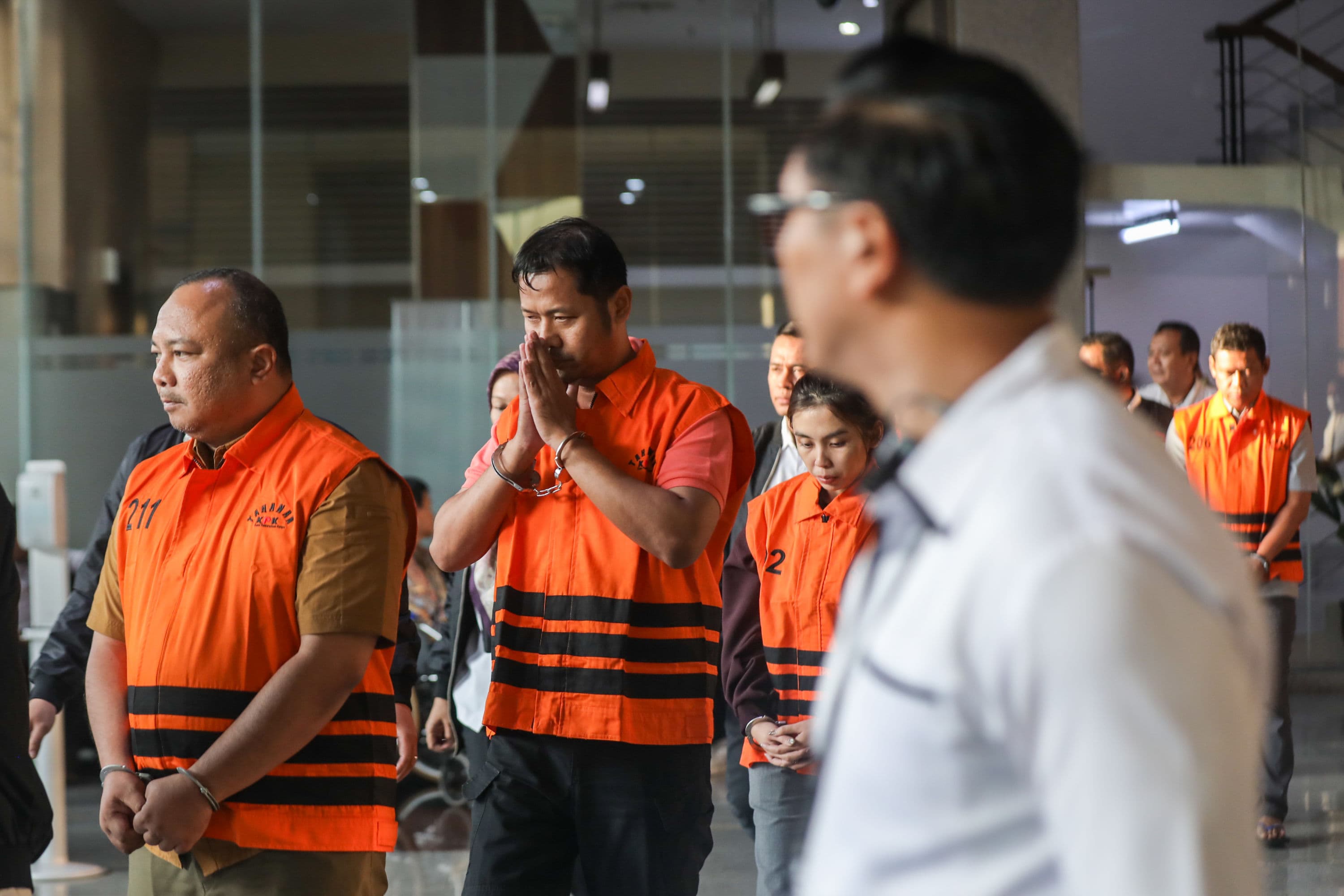 Seluruh tersangka kasus dugaan korupsi pengadaan barang dan jasa serta penggunaan dana penanggulangan bencana BNPB berjalan menuju mobil tahanan usai menjalani pemeriksaan di Gedung Komisi Pemberantasan Korupsi (KPK), Jakarta, Rabu (14/10/2026). AKURAT.CO/Endra Prakoso