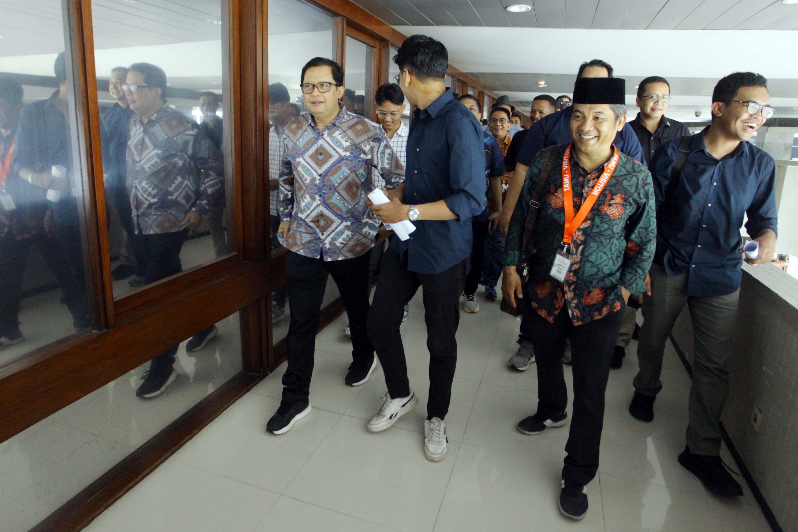 Perwakilan Fraksi Partai Golkar DPR Ahmad Doli Kurnia Tanjung melakukan audensi dengan Aliansi Kolektif Sipil (AKSI) untuk Angket Gibran di Kompleks Parlemen, Jakarta, Senin (12/10/2026). AKURAT.CO/Sopian