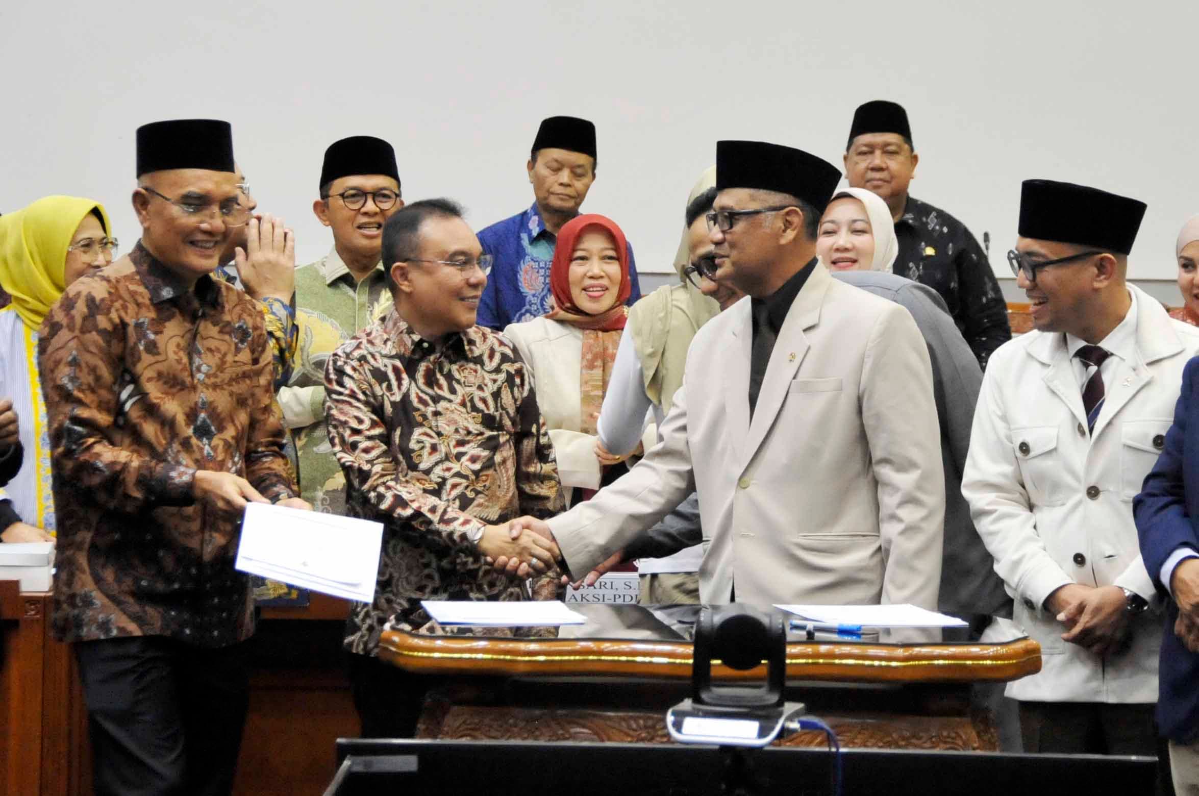 Kesepakatan biaya Haji oleh Menteri Haji dan Umrah Mochamad Irfan Yusuf bersama Wakil Ketua DPR Sufmi Dasco Ahmad  dan komisi VIII salam rapat penetapan Biaya Penyelenggaraan Ibadah Haji (BPIH) 1448 Hijriah/2027 Masehi di Kompleks Parlemen, Senayan, Jakarta, Rabu (7/10/2026). AKURAT.CO/Sopian