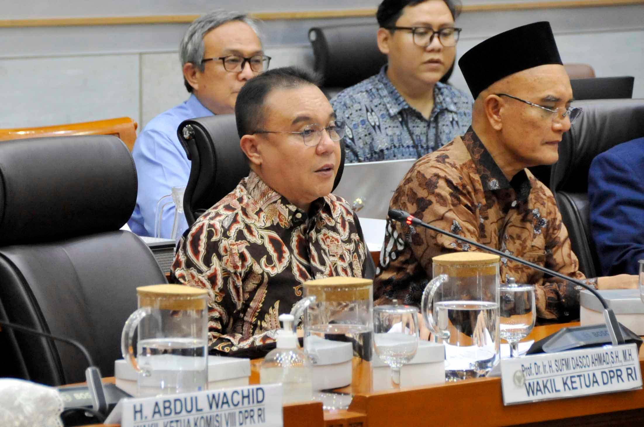 Kesepakatan biaya Haji oleh Menteri Haji dan Umrah Mochamad Irfan Yusuf bersama Wakil Ketua DPR Sufmi Dasco Ahmad  dan komisi VIII salam rapat penetapan Biaya Penyelenggaraan Ibadah Haji (BPIH) 1448 Hijriah/2027 Masehi di Kompleks Parlemen, Senayan, Jakarta, Rabu (7/10/2026). AKURAT.CO/Sopian