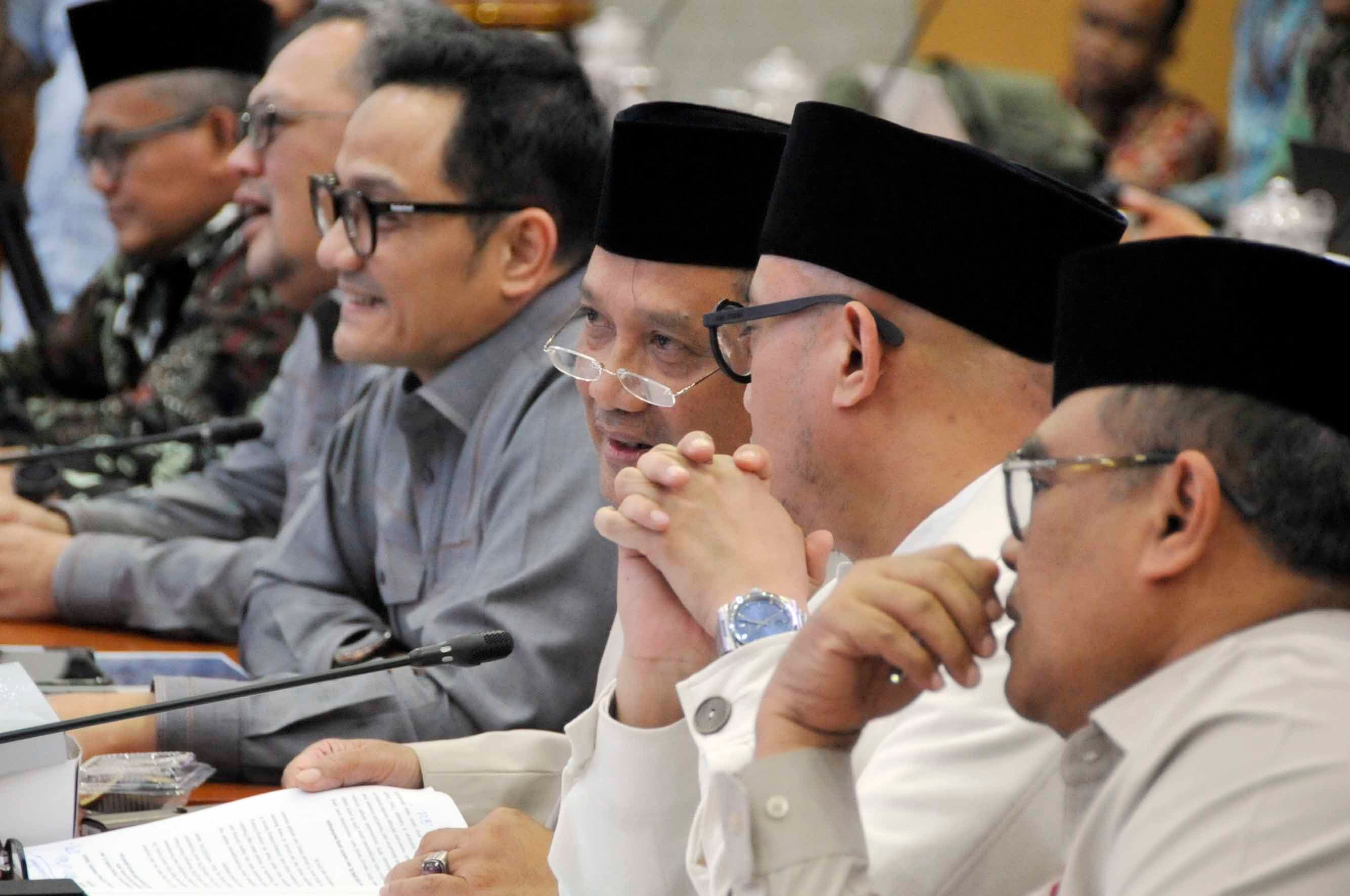 Kesepakatan biaya Haji oleh Menteri Haji dan Umrah Mochamad Irfan Yusuf bersama Wakil Ketua DPR Sufmi Dasco Ahmad  dan komisi VIII salam rapat penetapan Biaya Penyelenggaraan Ibadah Haji (BPIH) 1448 Hijriah/2027 Masehi di Kompleks Parlemen, Senayan, Jakarta, Rabu (7/10/2026). AKURAT.CO/Sopian