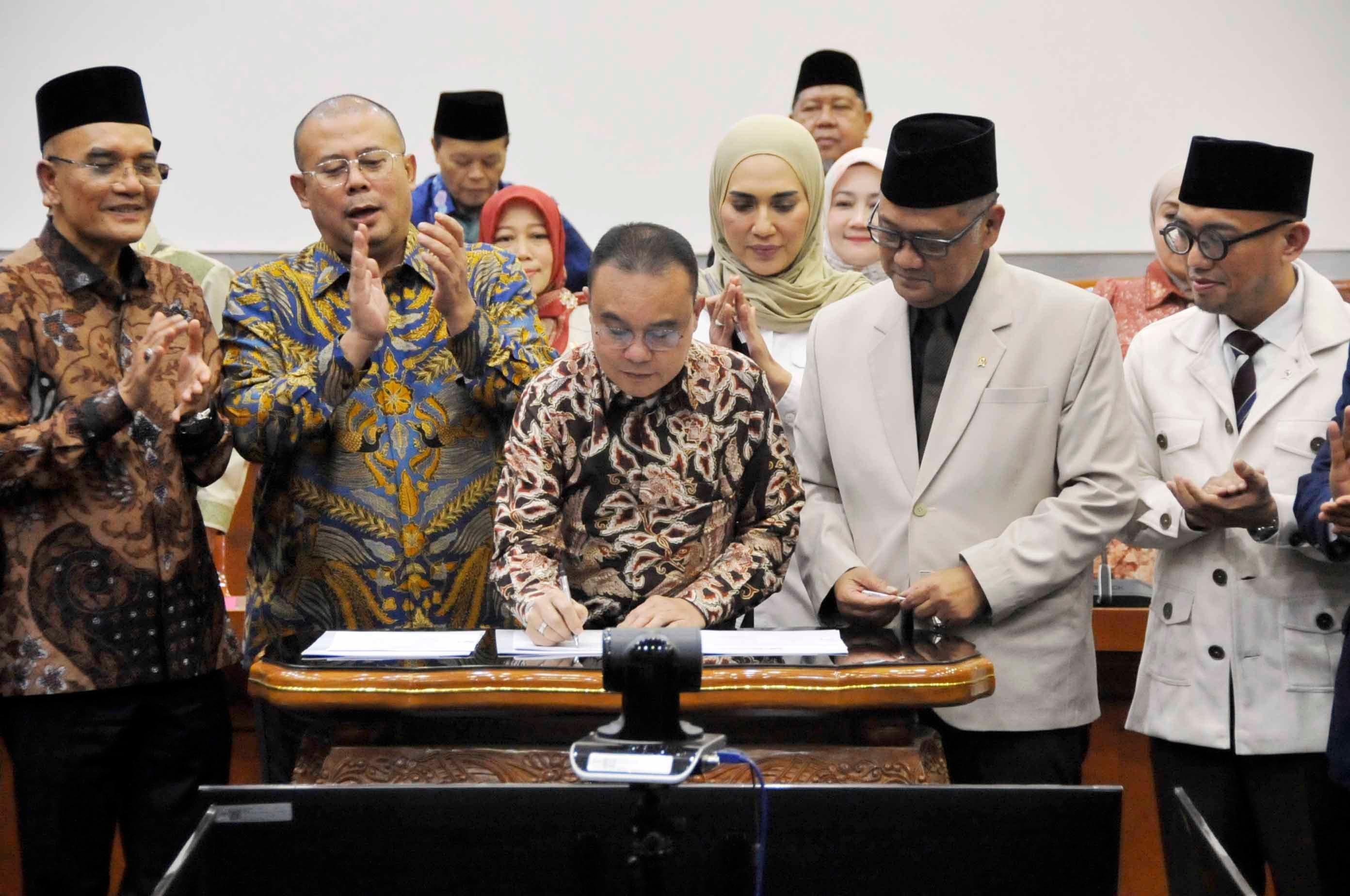 Kesepakatan biaya Haji oleh Menteri Haji dan Umrah Mochamad Irfan Yusuf bersama Wakil Ketua DPR Sufmi Dasco Ahmad  dan komisi VIII salam rapat penetapan Biaya Penyelenggaraan Ibadah Haji (BPIH) 1448 Hijriah/2027 Masehi di Kompleks Parlemen, Senayan, Jakarta, Rabu (7/10/2026). AKURAT.CO/Sopian