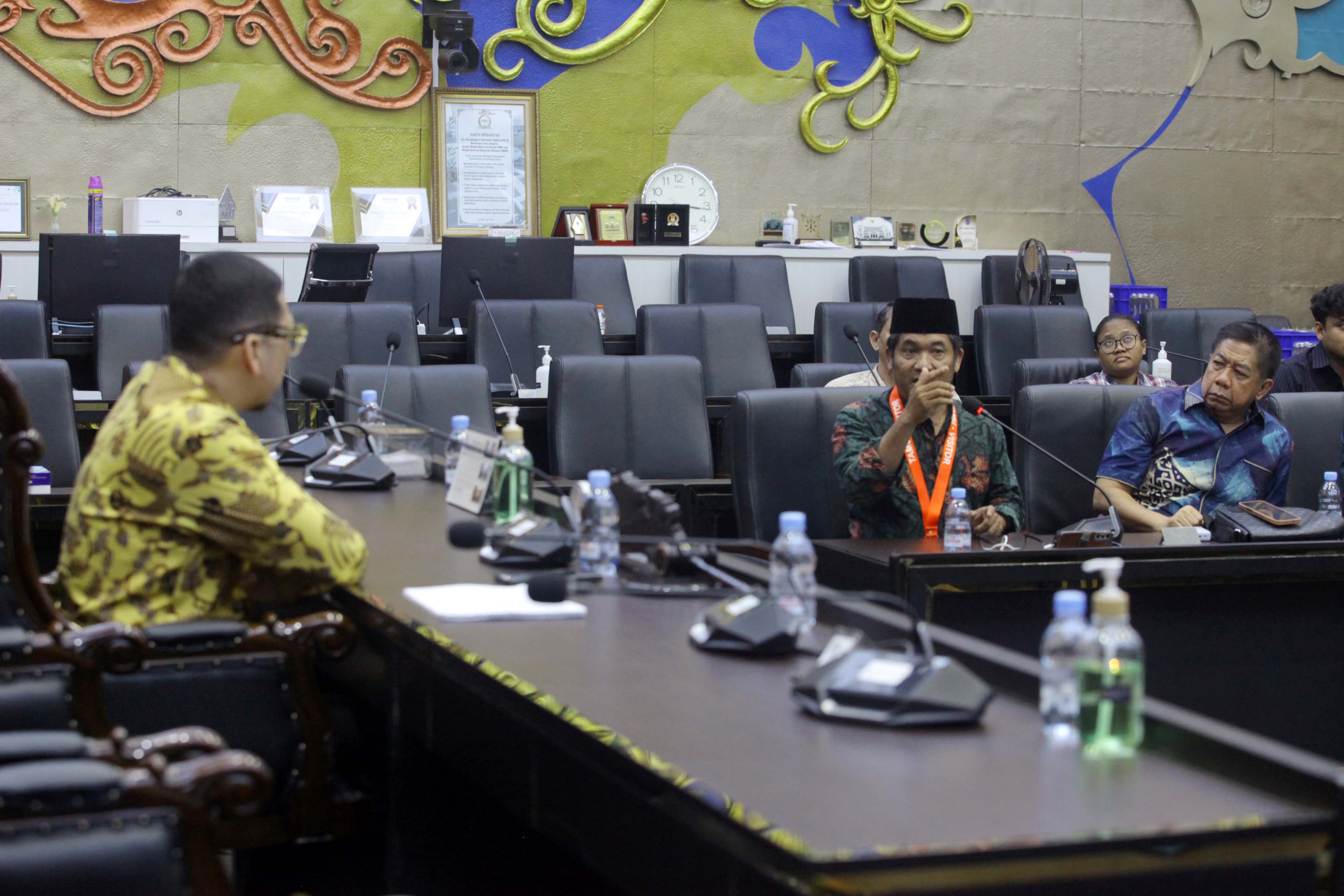 Perwakilan Fraksi Partai Golkar DPR Ahmad Doli Kurnia Tanjung melakukan audensi dengan Aliansi Kolektif Sipil (AKSI) untuk Angket Gibran di Kompleks Parlemen, Jakarta, Senin (12/10/2026). AKURAT.CO/Sopian