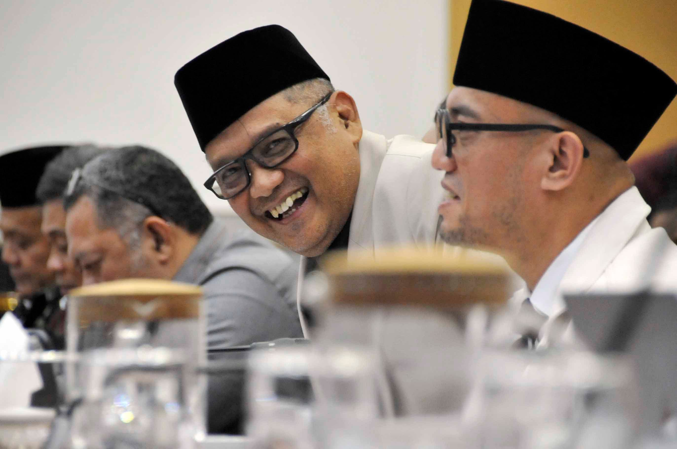 Kesepakatan biaya Haji oleh Menteri Haji dan Umrah Mochamad Irfan Yusuf bersama Wakil Ketua DPR Sufmi Dasco Ahmad  dan komisi VIII salam rapat penetapan Biaya Penyelenggaraan Ibadah Haji (BPIH) 1448 Hijriah/2027 Masehi di Kompleks Parlemen, Senayan, Jakarta, Rabu (7/10/2026). AKURAT.CO/Sopian