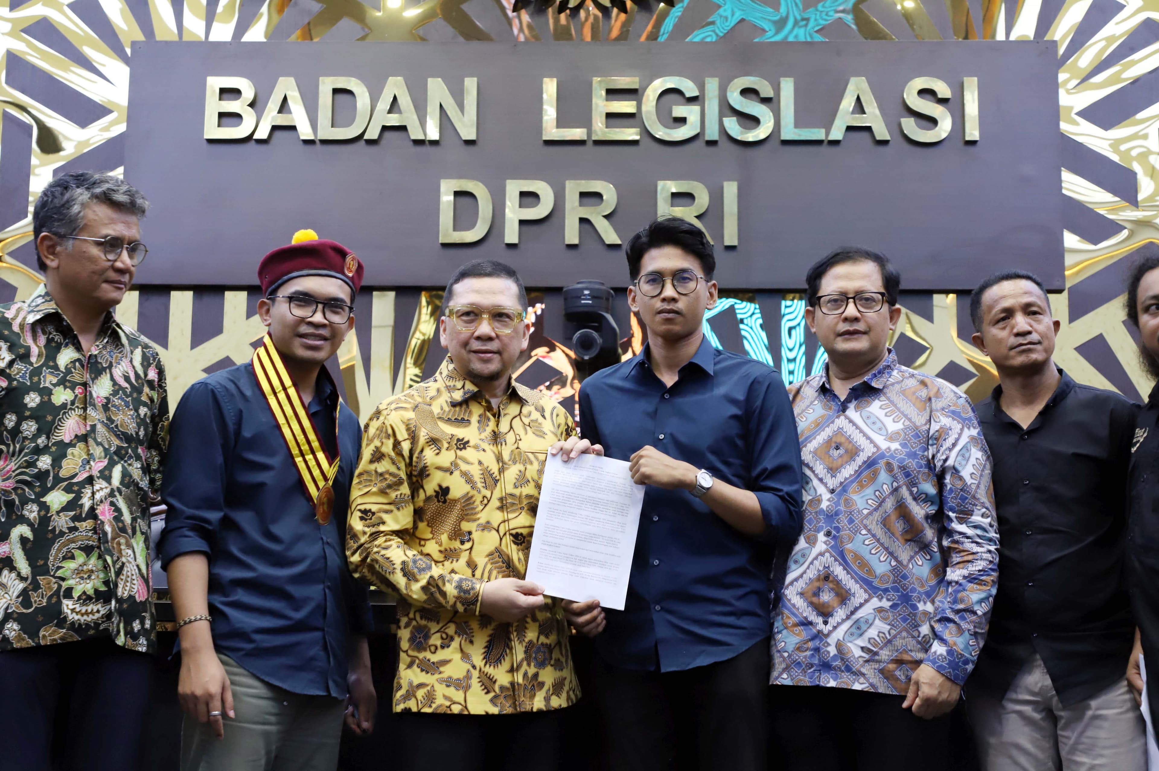 Perwakilan Fraksi Partai Golkar DPR Ahmad Doli Kurnia Tanjung melakukan audensi dengan Aliansi Kolektif Sipil (AKSI) untuk Angket Gibran di Kompleks Parlemen, Jakarta, Senin (12/10/2026). AKURAT.CO/Sopian