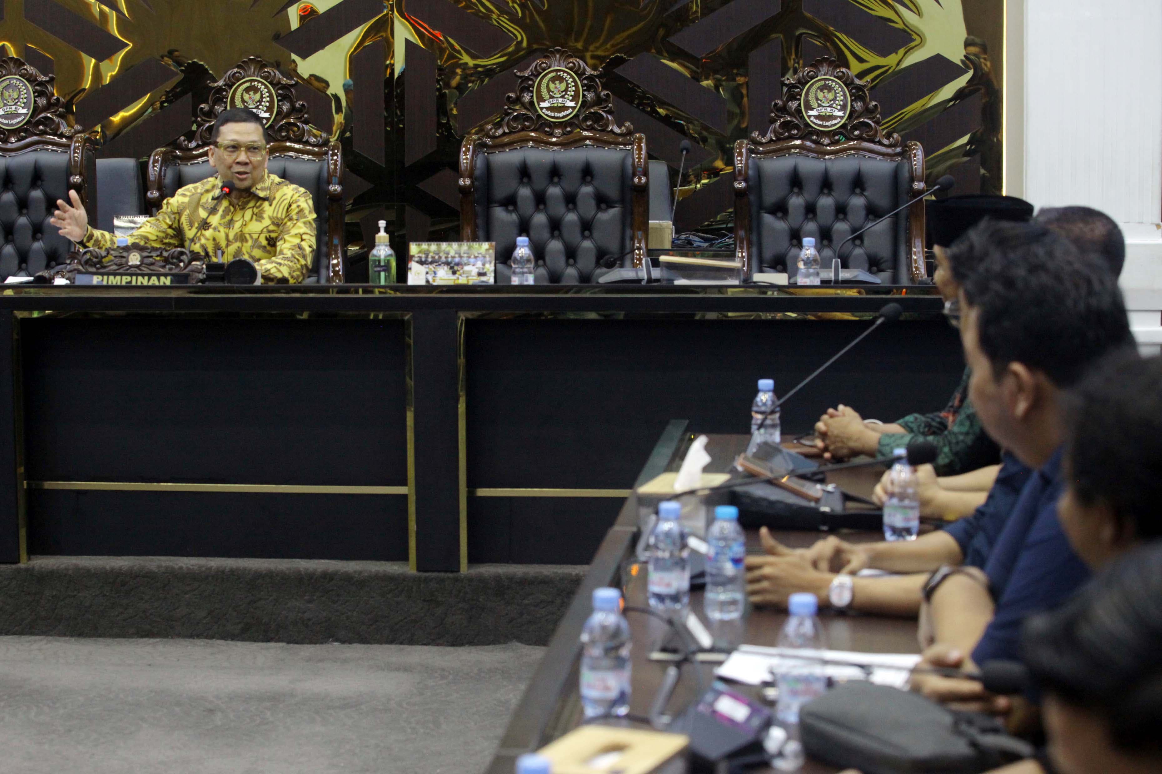 Perwakilan Fraksi Partai Golkar DPR Ahmad Doli Kurnia Tanjung melakukan audensi dengan Aliansi Kolektif Sipil (AKSI) untuk Angket Gibran di Kompleks Parlemen, Jakarta, Senin (12/10/2026). AKURAT.CO/Sopian