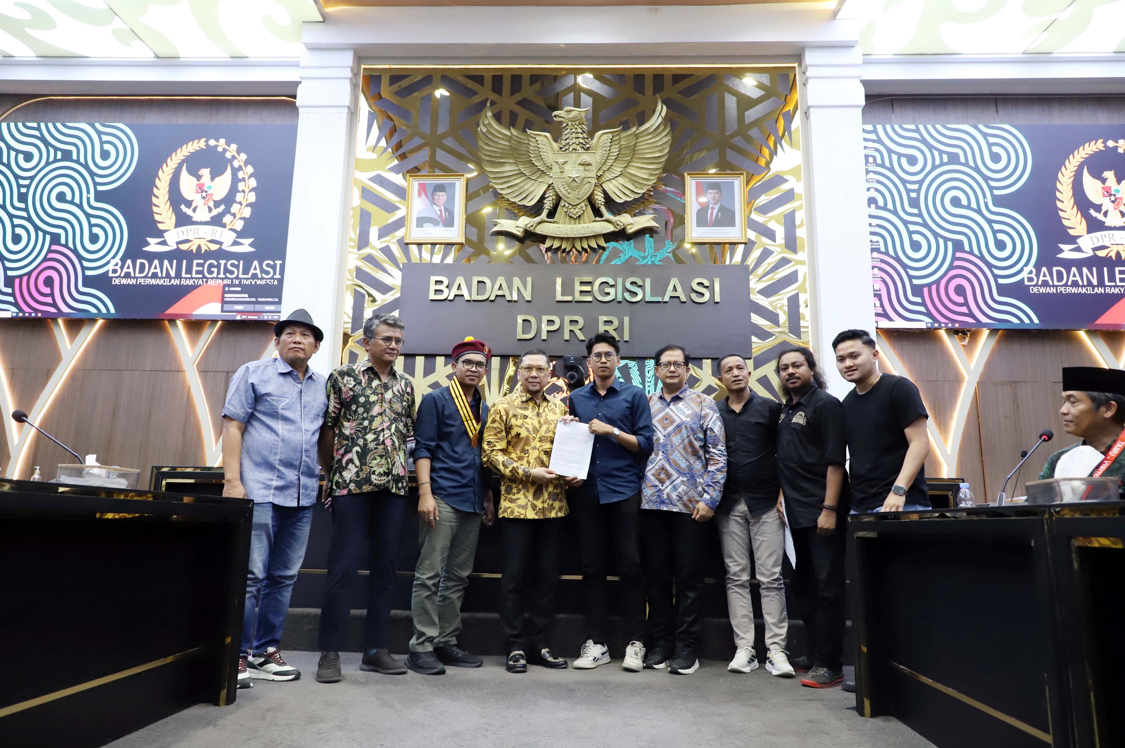 Perwakilan Fraksi Partai Golkar DPR Ahmad Doli Kurnia Tanjung melakukan audensi dengan Aliansi Kolektif Sipil (AKSI) untuk Angket Gibran di Kompleks Parlemen, Jakarta, Senin (12/10/2026). AKURAT.CO/Sopian